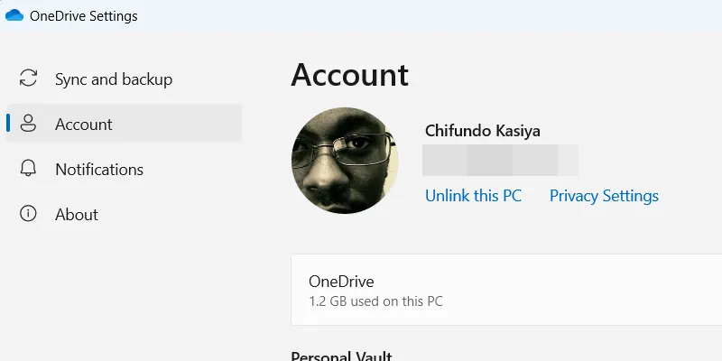 Cài đặt tài khoản OneDrive trên Windows 11, hiển thị tùy chọn 'Hủy liên kết máy tính này'.