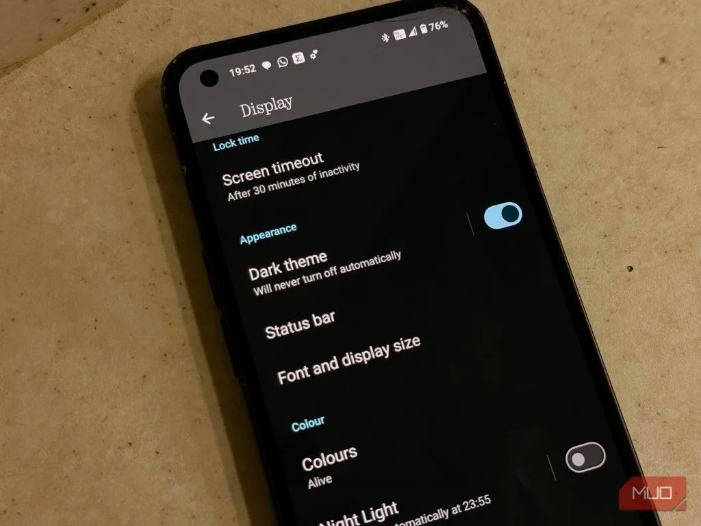 Cài đặt tùy chọn chế độ tối (Dark Mode) trên điện thoại Android, với biểu tượng mặt trăng.