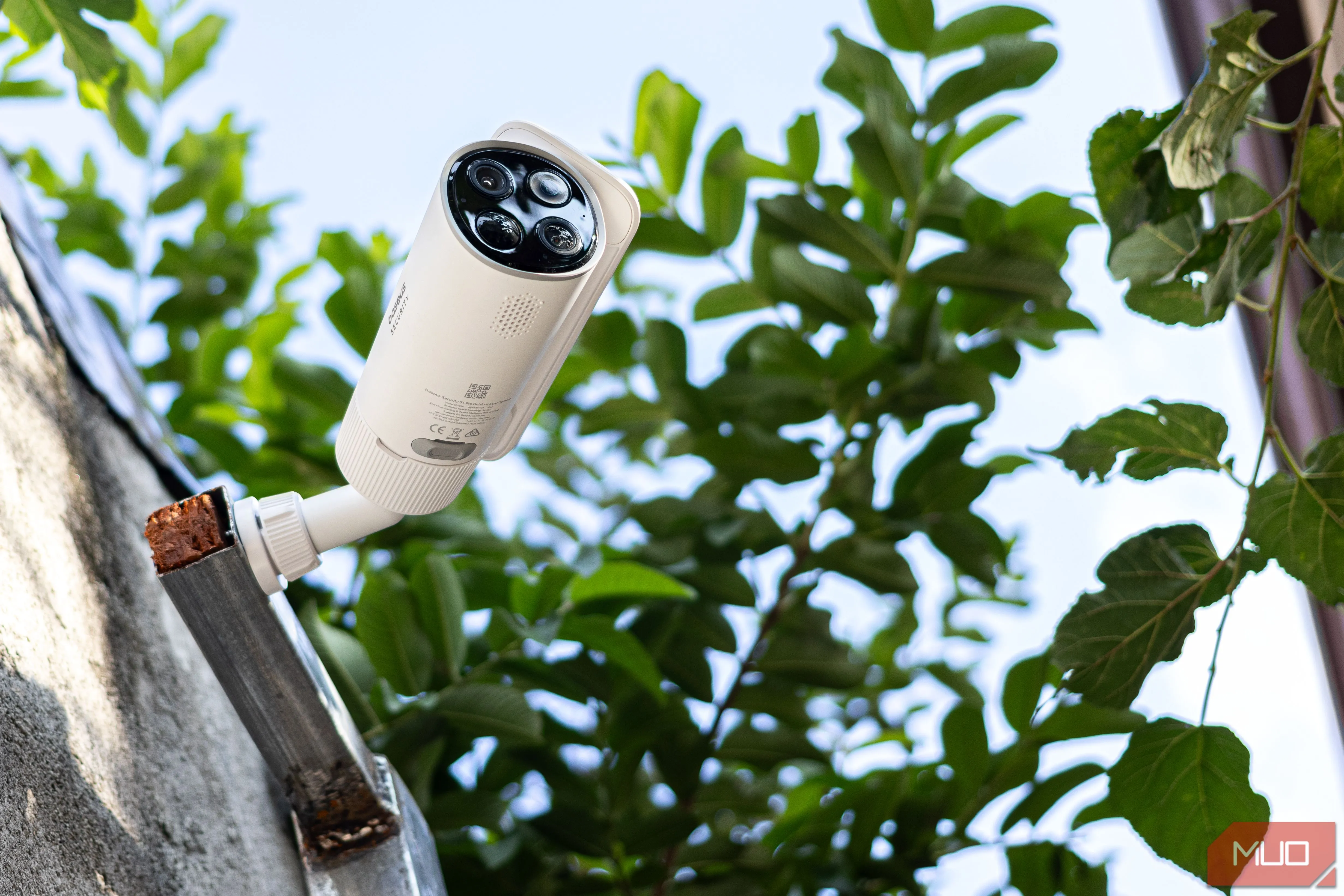 Camera Baseus S1 Pro trên tường, pin mặt trời tiếp xúc với nắng