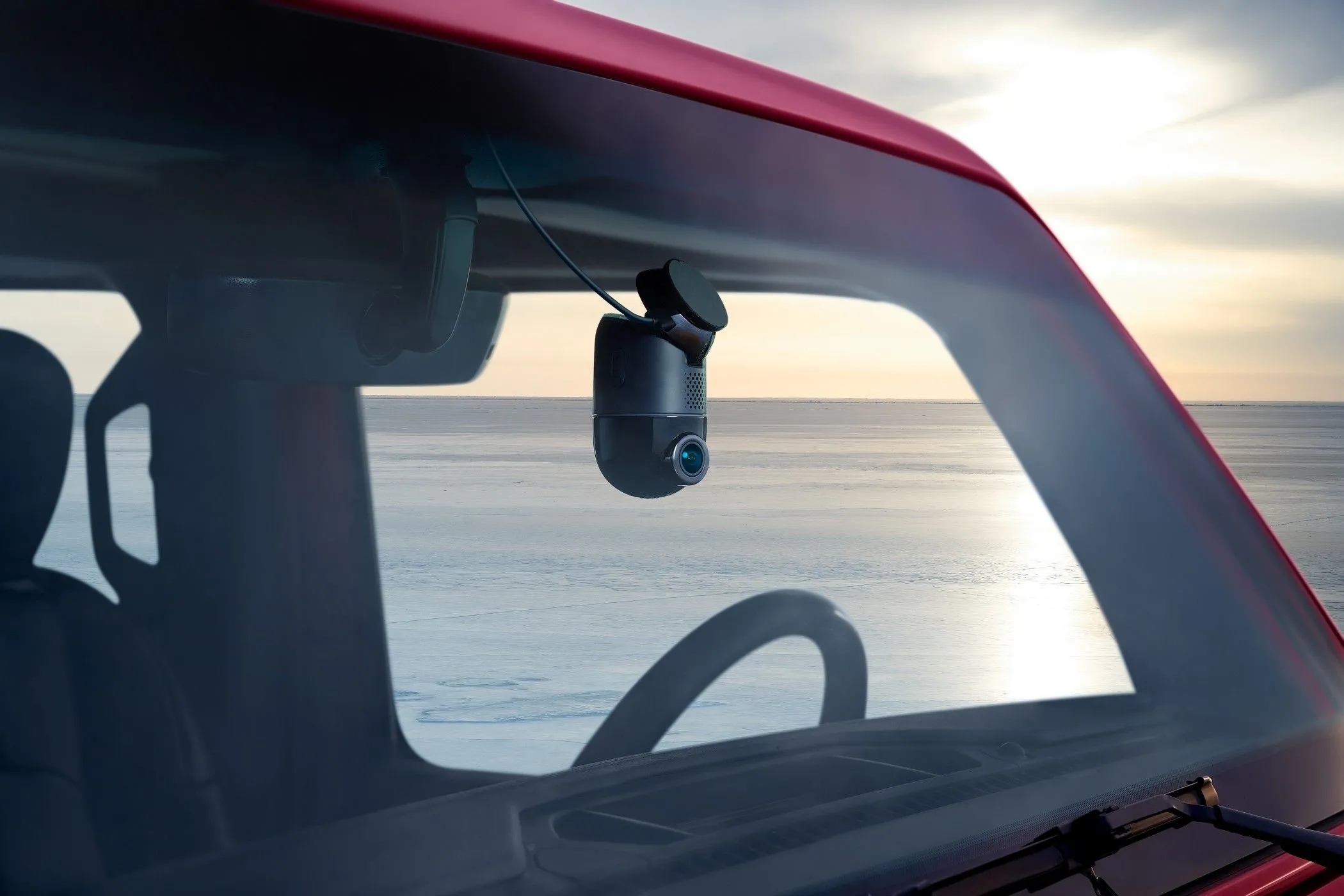 Camera hành trình 70mai Dash Cam 4K Omni được gắn trên xe ô tô, sẵn sàng ghi lại hành trình 4K mượt mà.