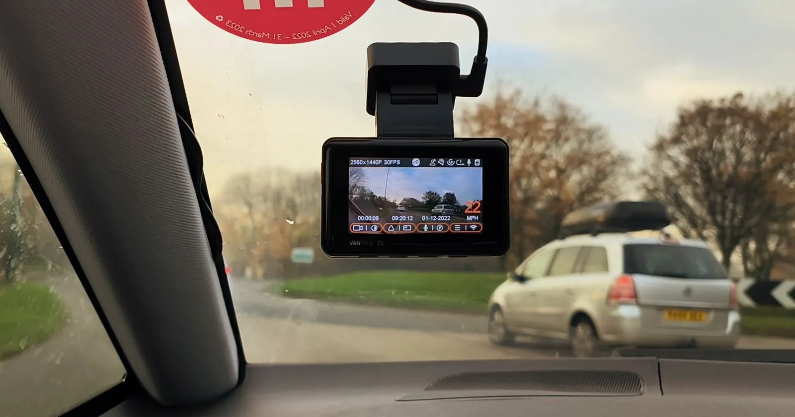 Camera hành trình Vantrue E2 được gắn trên kính chắn gió ô tô, ghi lại hành trình.