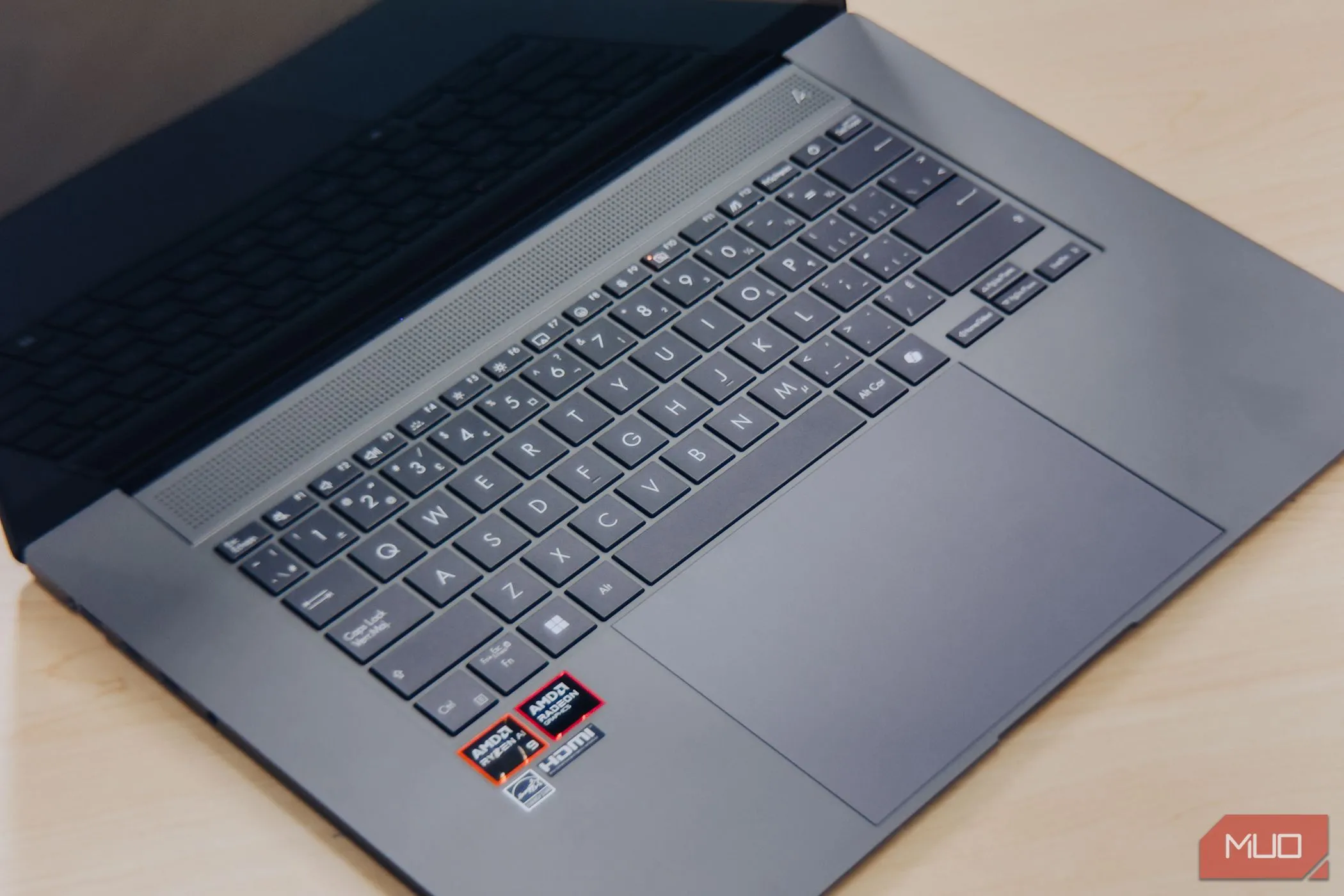 Cận cảnh bàn phím và trackpad của ASUS Zenbook S 16 OLED