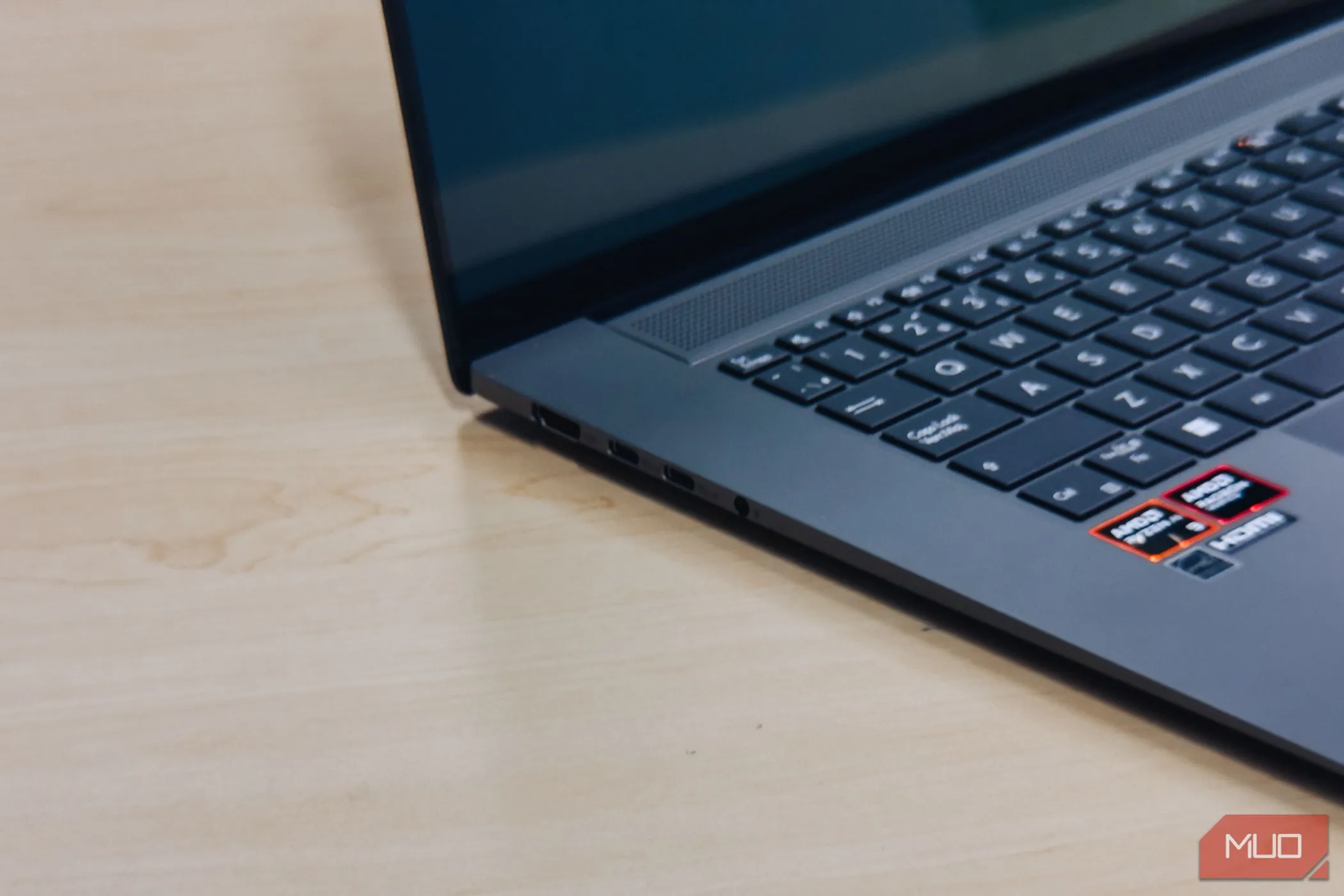 Cận cảnh các cổng kết nối của laptop ASUS Zenbook S 16 OLED