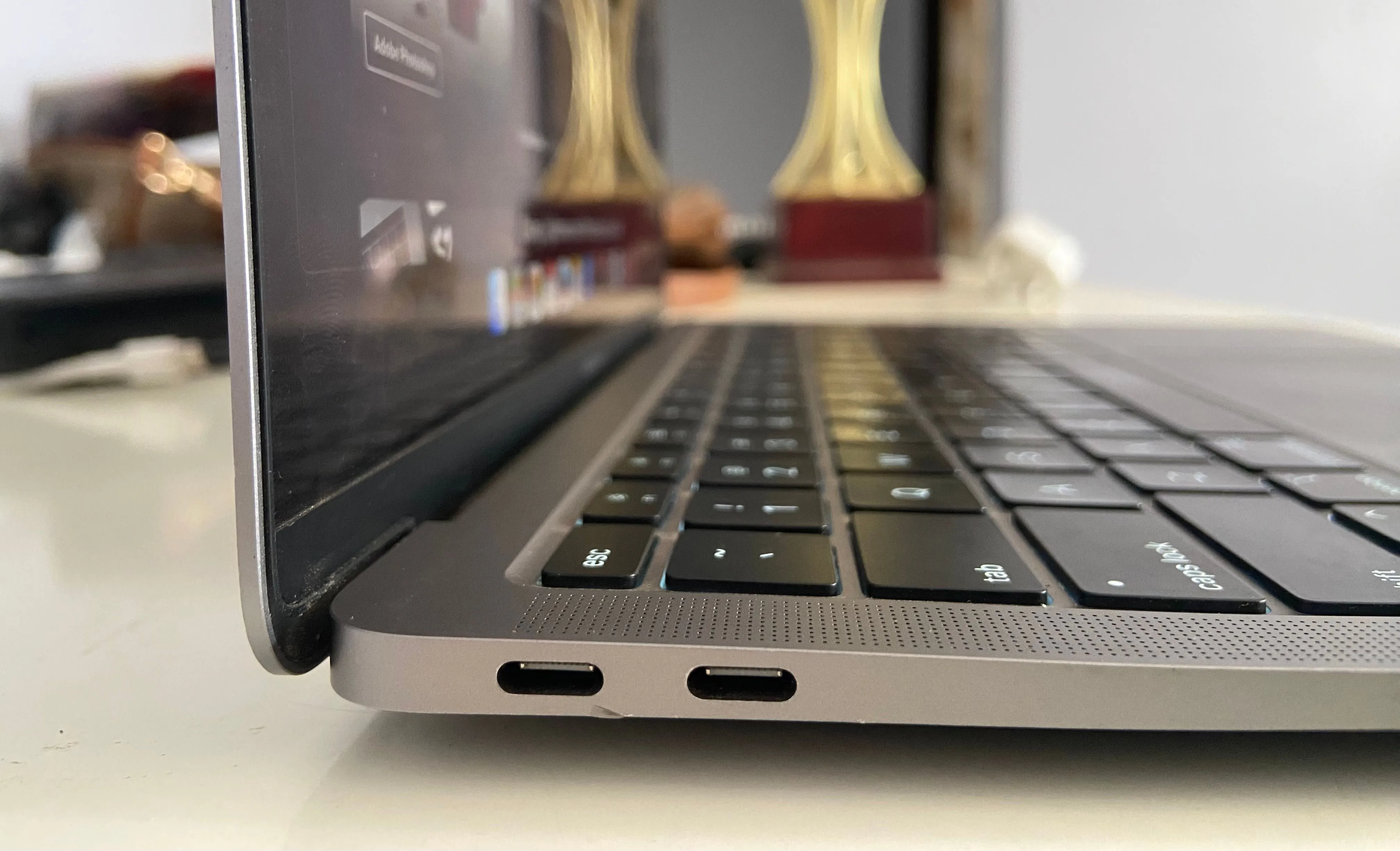 Cận cảnh các cổng kết nối USB-C và jack tai nghe ở cạnh trái của MacBook Air M1