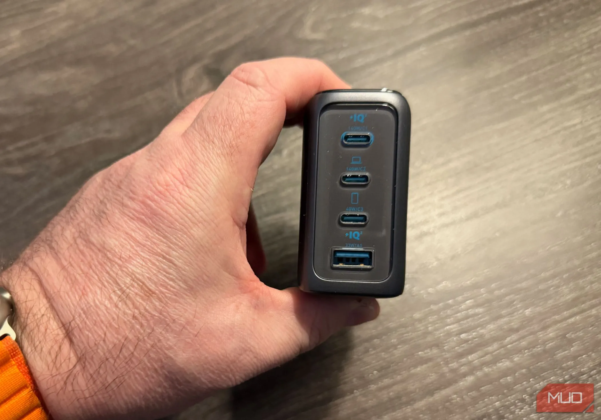 Cận cảnh các cổng USB-C và USB-A tiện lợi trên bộ sạc Anker 140W