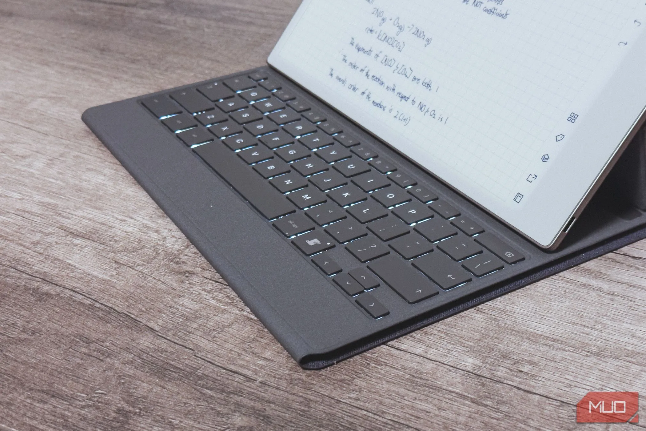 Cận cảnh các phím trên bàn phím Type Folio của reMarkable Paper Pro, cho thấy bố cục và chất lượng