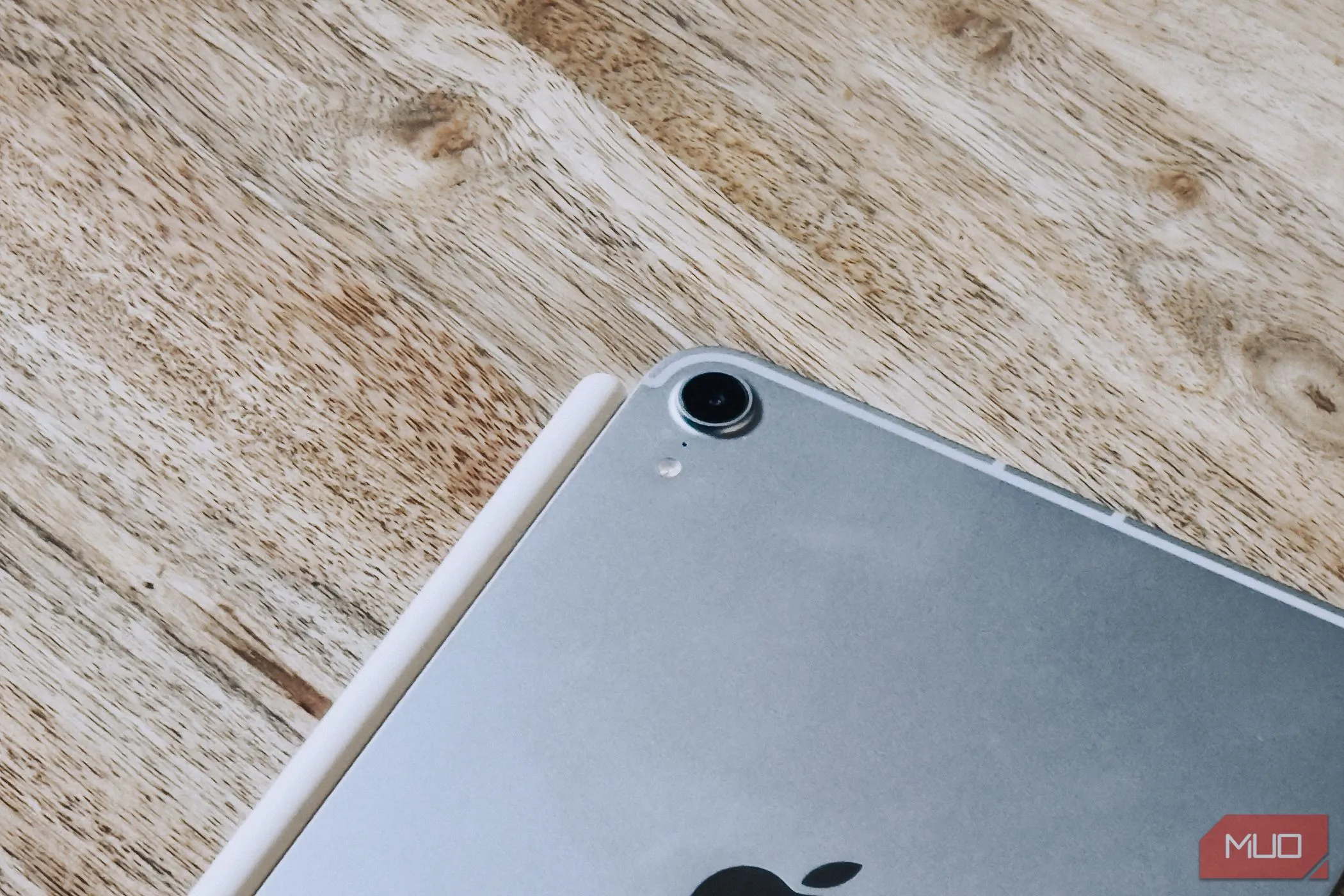 Cận cảnh camera sau 12MP của iPad Mini A17 Pro