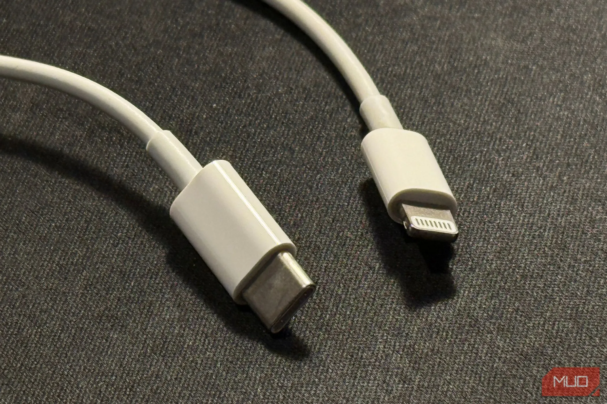 Cận cảnh cáp sạc USB-C sang Lightning, phù hợp cho nhiều dòng iPhone.