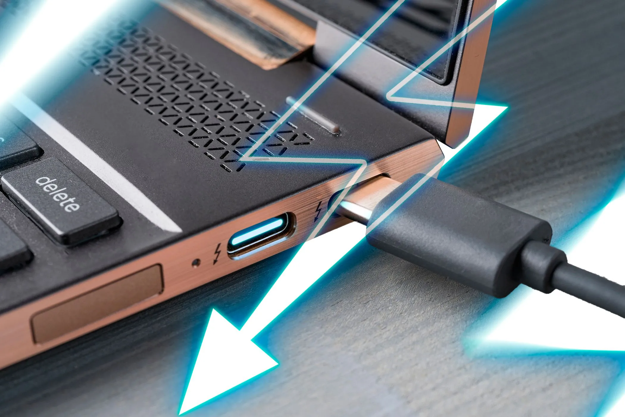 Cận cảnh cổng Thunderbolt USB-C trên laptop, một trong những chuẩn kết nối phổ biến mà GPMI hướng tới thay thế