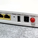 Cận cảnh cổng USB trên bộ định tuyến (router) cho phép kết nối thiết bị lưu trữ ngoài.