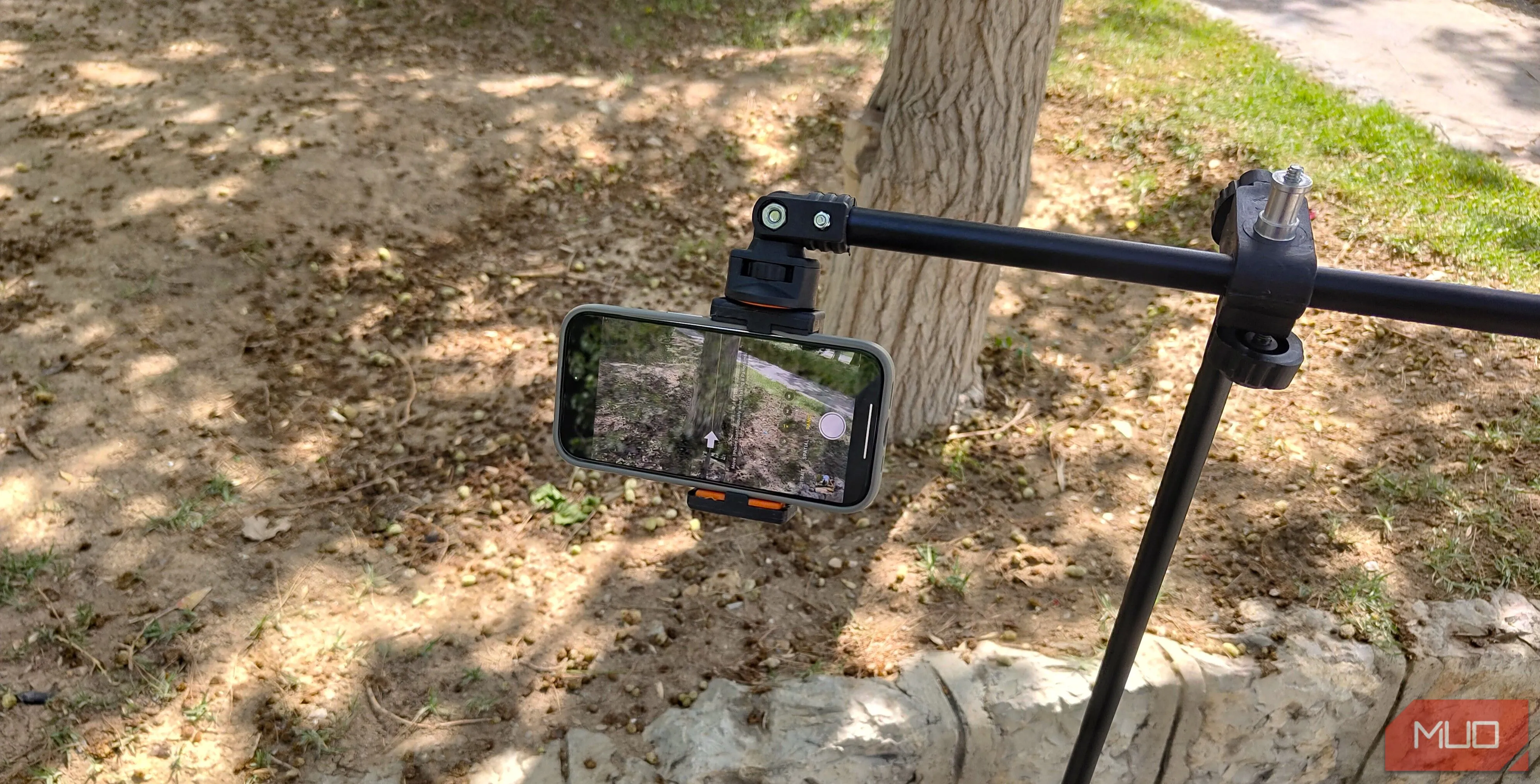 Cận cảnh điện thoại gắn chặt trên tripod, thể hiện cơ chế kẹp và khả năng xoay cần thiết cho ảnh panorama dọc