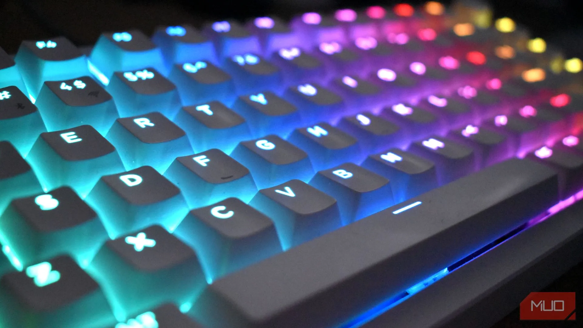 Cận cảnh hiệu ứng đèn RGB trên bàn phím Lemokey P1 HE