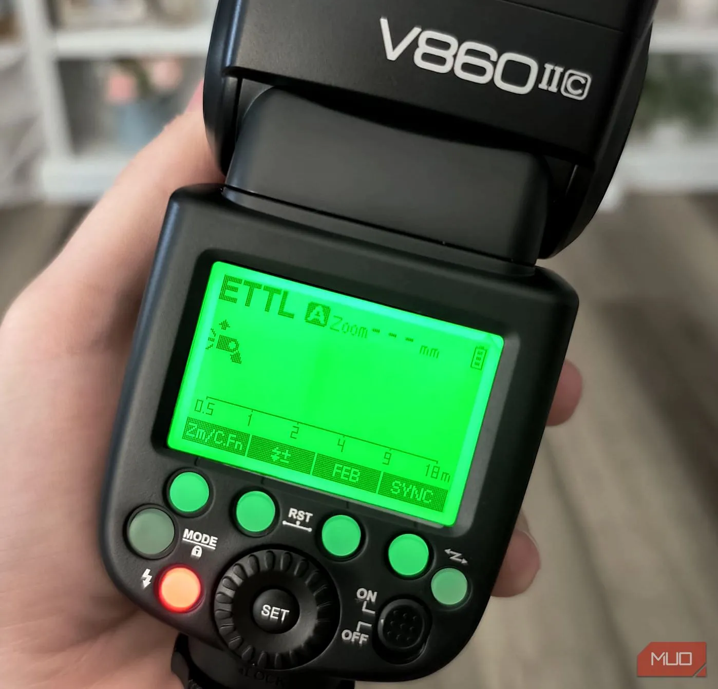 Cận cảnh màn hình LCD hiển thị thông số của đèn flash Godox V860II