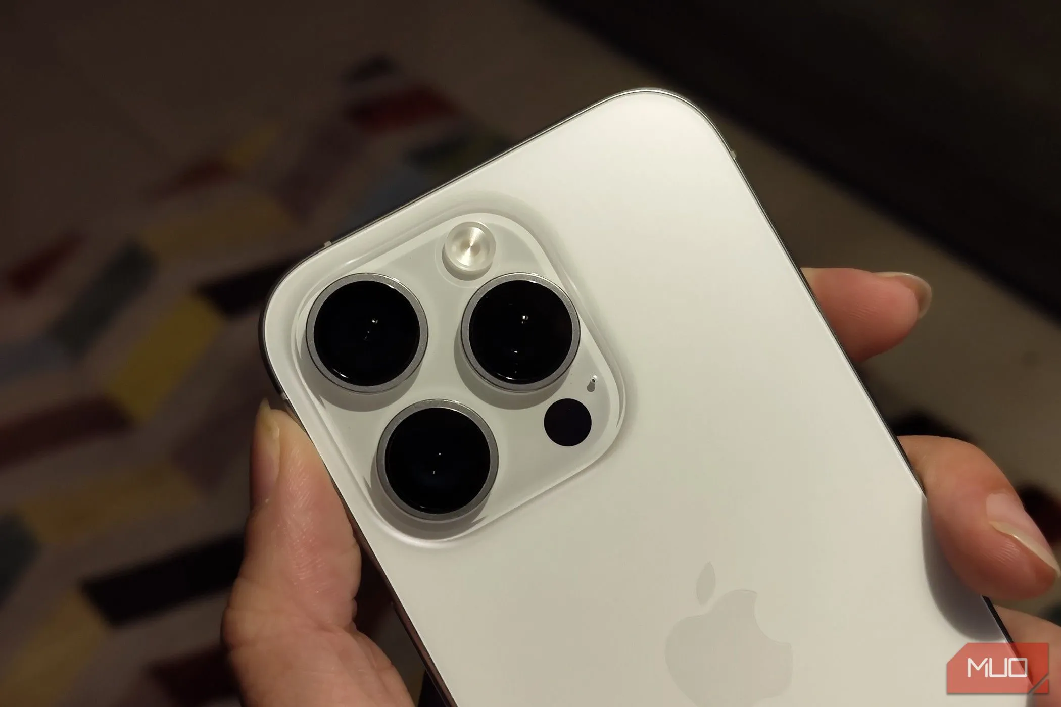 Cận cảnh mặt lưng của một chiếc iPhone, nhấn mạnh tầm quan trọng của việc lựa chọn ốp lưng phù hợp để bảo vệ và cá nhân hóa