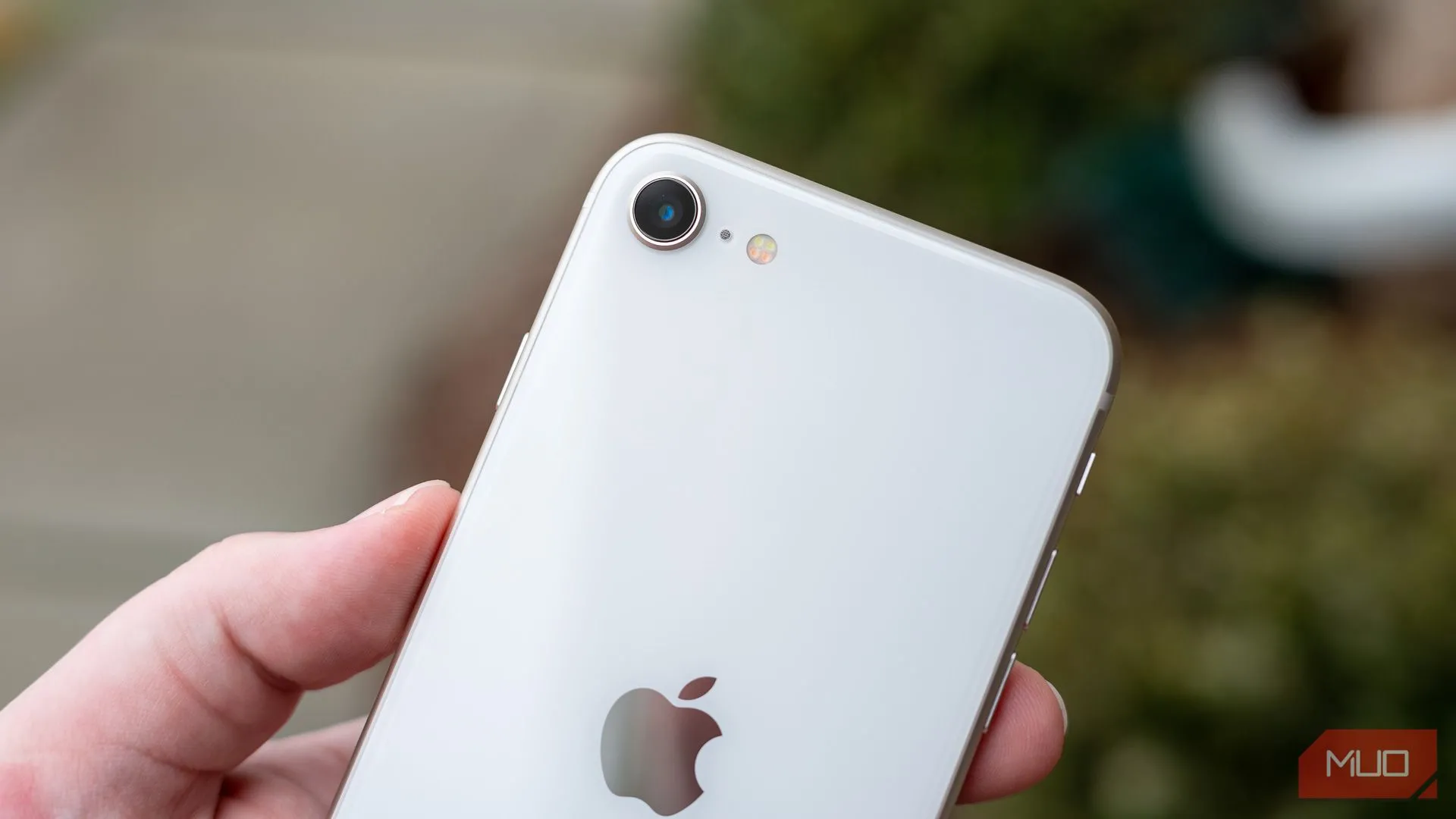 Cận cảnh mặt lưng iPhone SE 2022 với camera đơn, làm nổi bật sự cần thiết của nâng cấp cảm biến