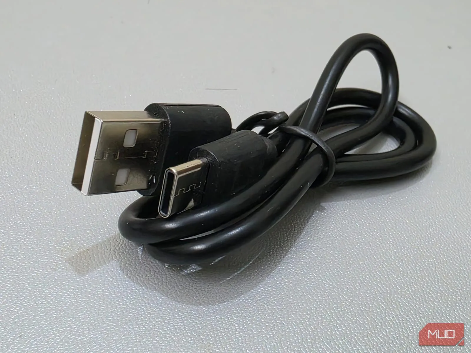Cận cảnh một sợi cáp sạc giá rẻ, kém chất lượng