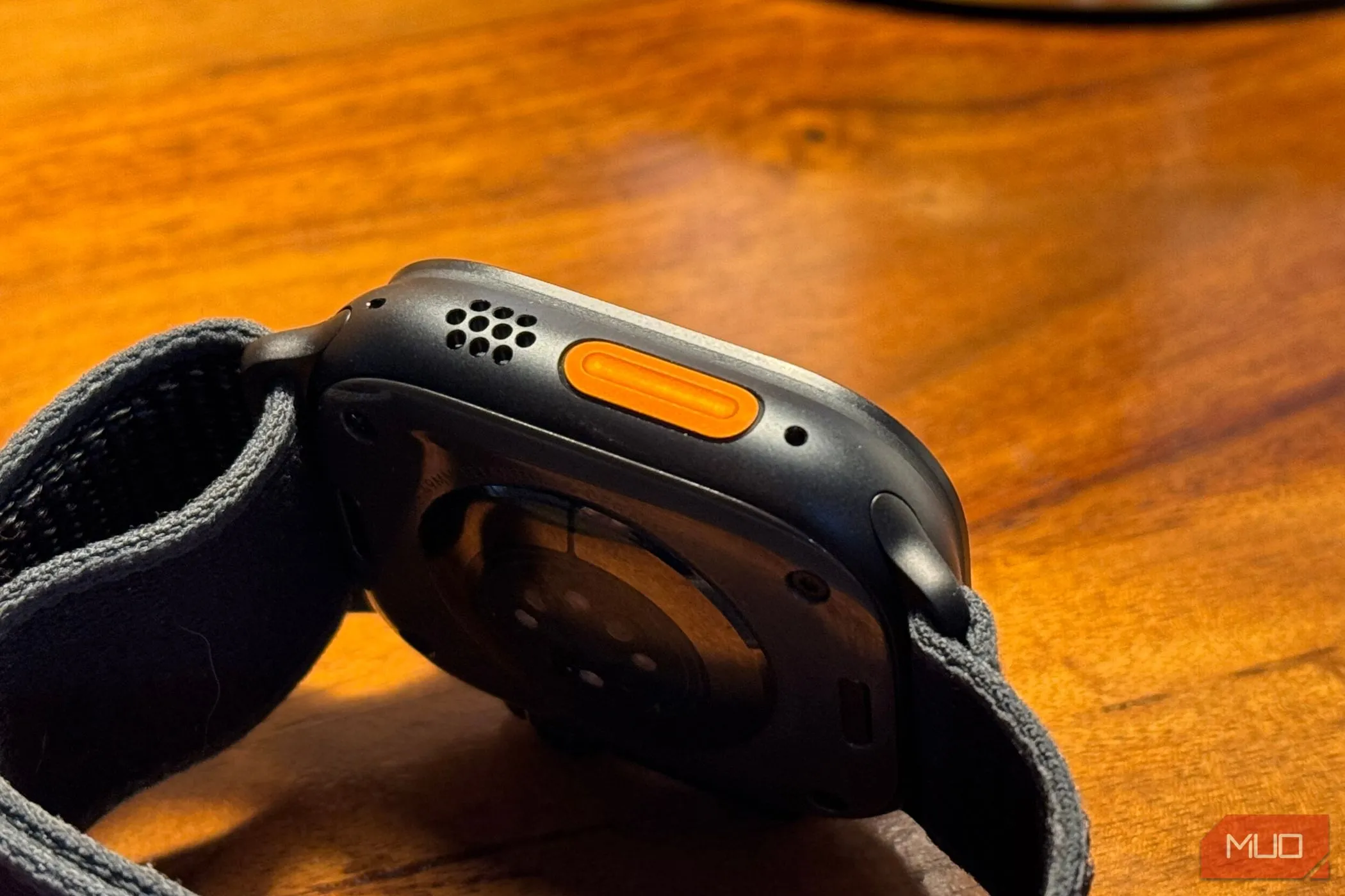 Cận cảnh nút Tác vụ (Action Button) màu cam nổi bật trên Apple Watch Ultra 2 bản Titan đen