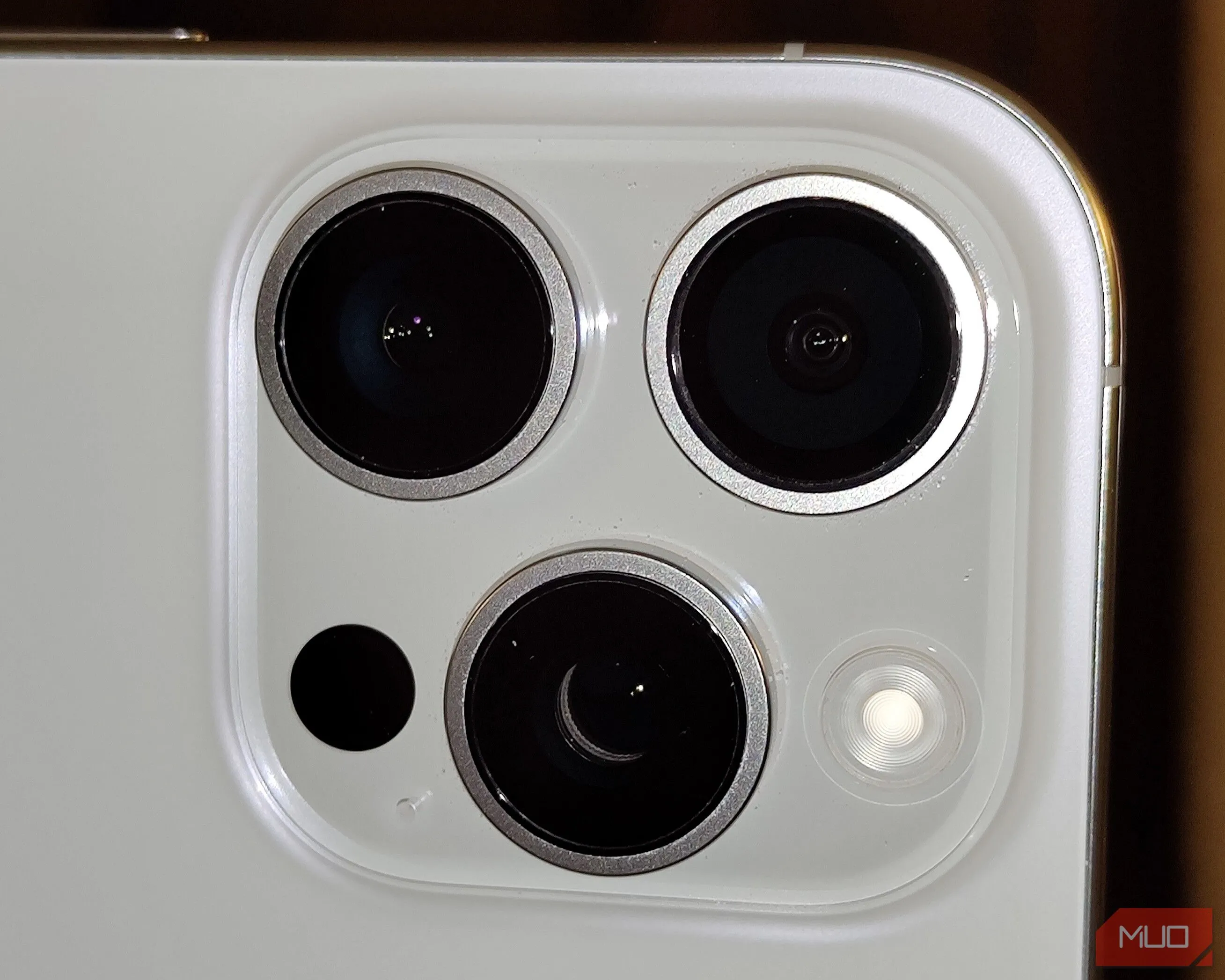 Cận cảnh ống kính camera điện thoại đã được lau sạch
