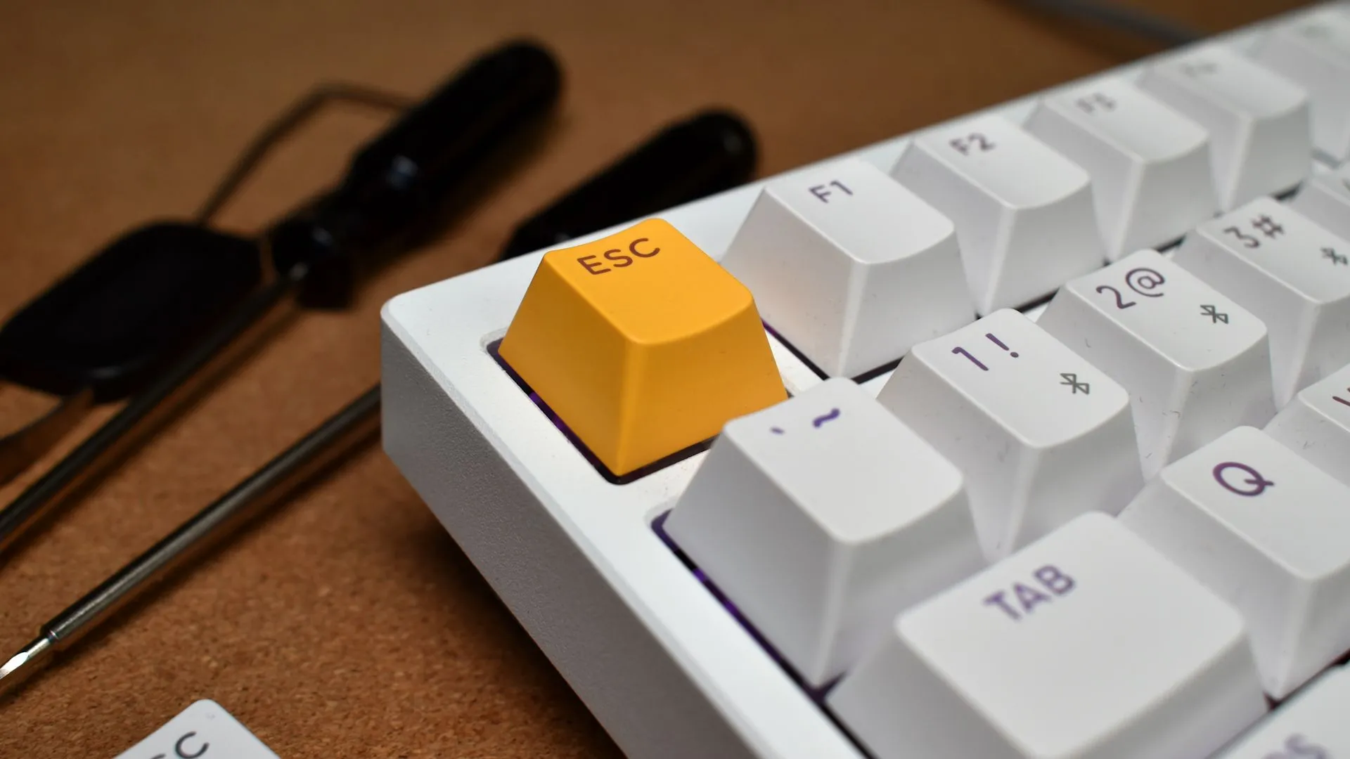 Cận cảnh phím ESC màu vàng nổi bật trên bàn phím Lemokey P1 HE