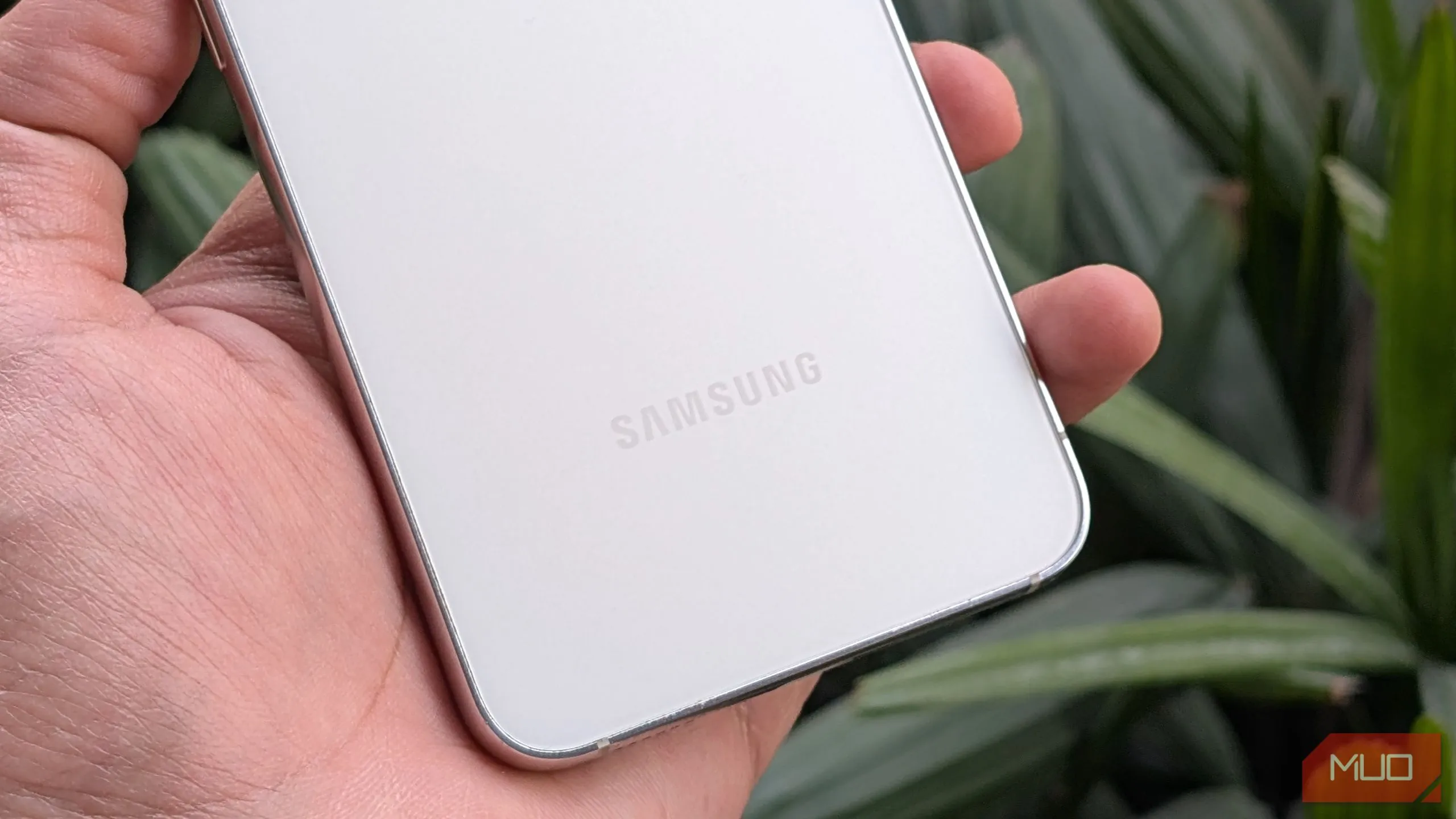 Cận cảnh Samsung Galaxy S23 trên tay, thể hiện cam kết hỗ trợ cập nhật phần mềm lâu dài từ Samsung.