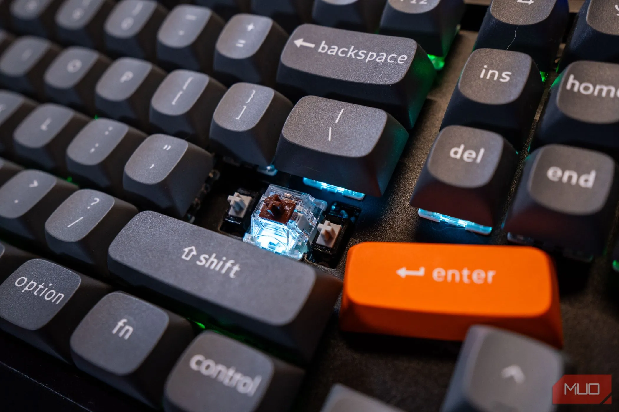 Cận cảnh switch và bộ ổn định PCB (PCB Stabilizer) của phím Enter trên bàn phím Keychron K8 Max.