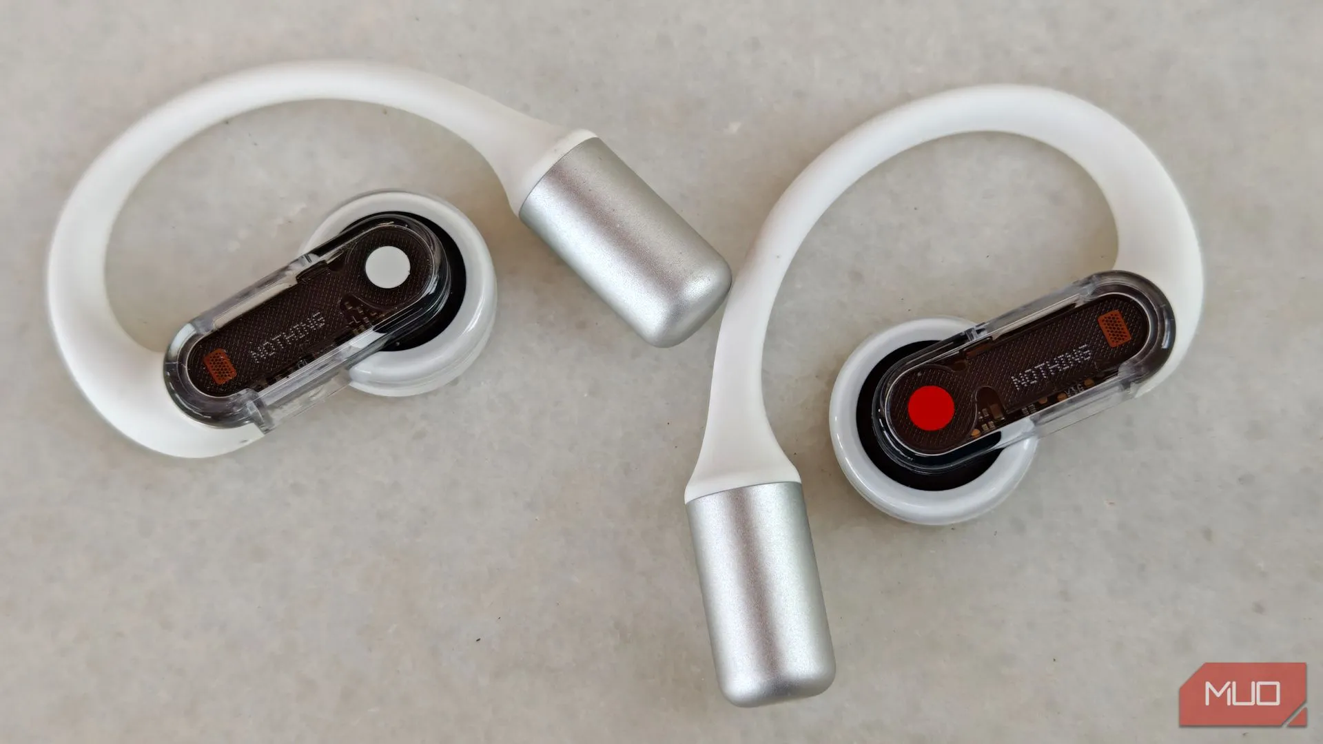 Cận cảnh tai nghe Nothing Ear (open) từ trên xuống với các chi tiết móc tai