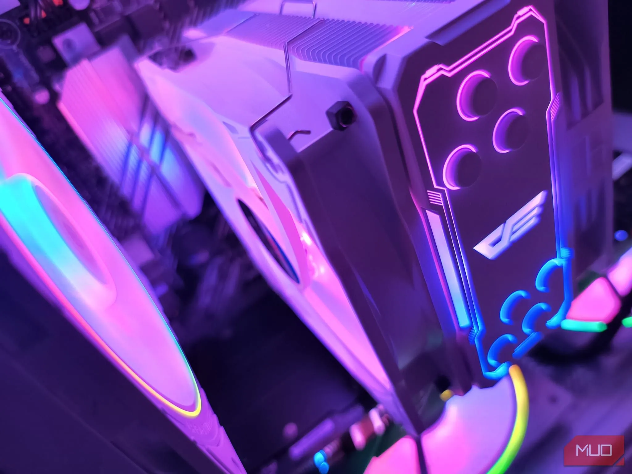 Cận cảnh tản nhiệt CPU DarkFlash Z4 Pro và không gian lắp đặt bên trong case PC Apevia Prism-WH