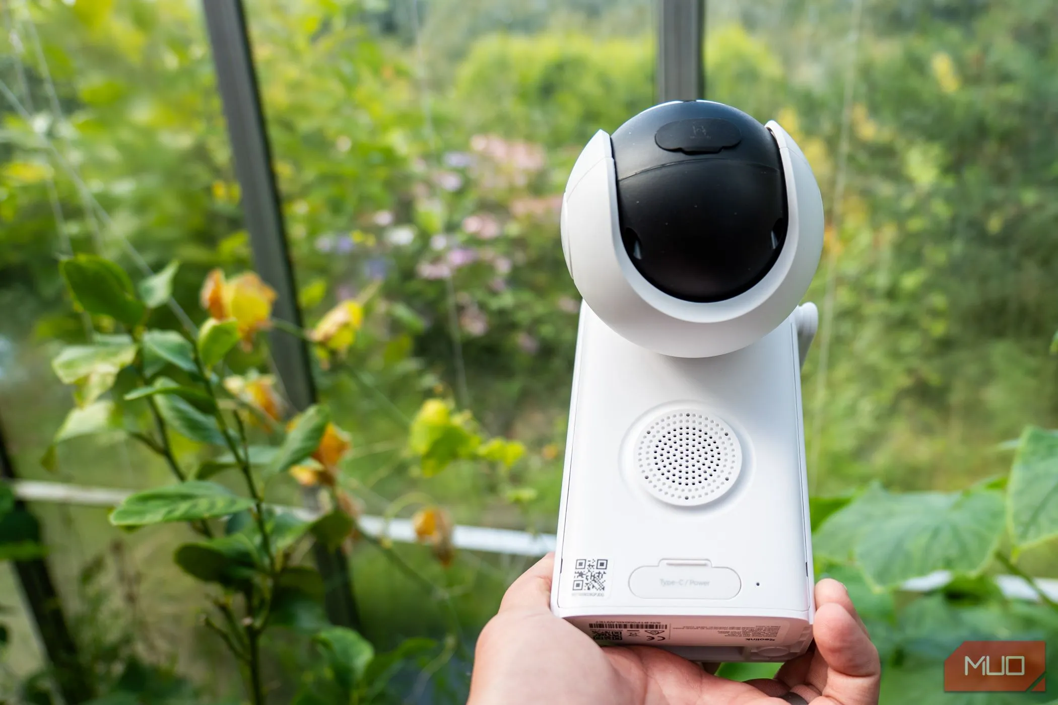 Cận cảnh vị trí loa ngoài và khe cắm thẻ nhớ microSD dưới thân camera Reolink Altas PT Ultra, cho phép lưu trữ dữ liệu cục bộ.