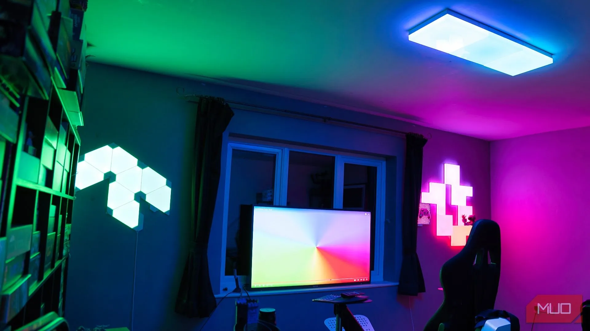 Cảnh phòng làm việc tại nhà với hệ thống đèn Nanoleaf, thể hiện môi trường được chiếu sáng tốt để có chất lượng video chuyên nghiệp trong cuộc gọi trực tuyến.