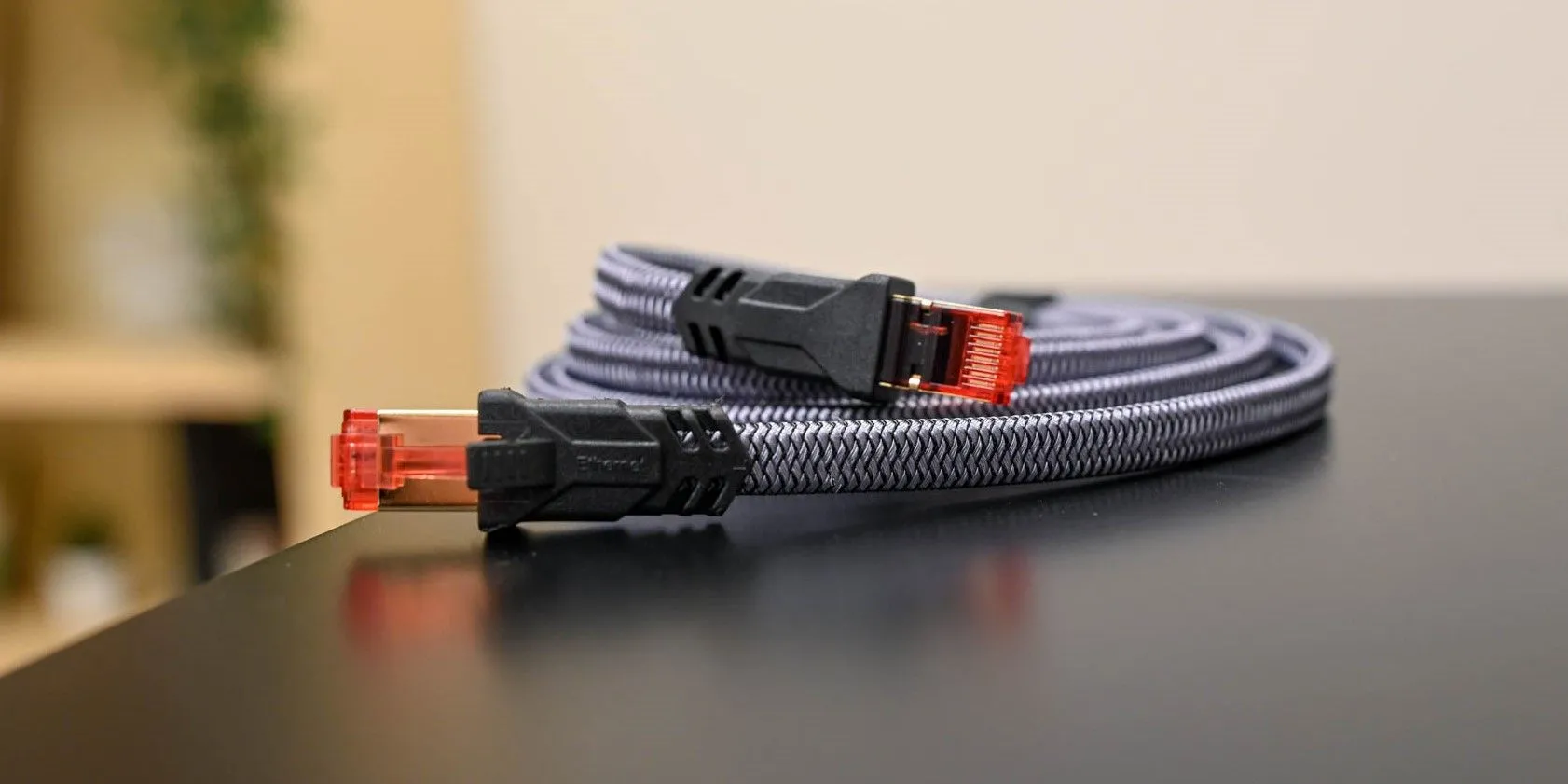 Cáp Ethernet Cat 8 chất lượng cao minh họa khả năng truyền tải dữ liệu ổn định và chống nhiễu