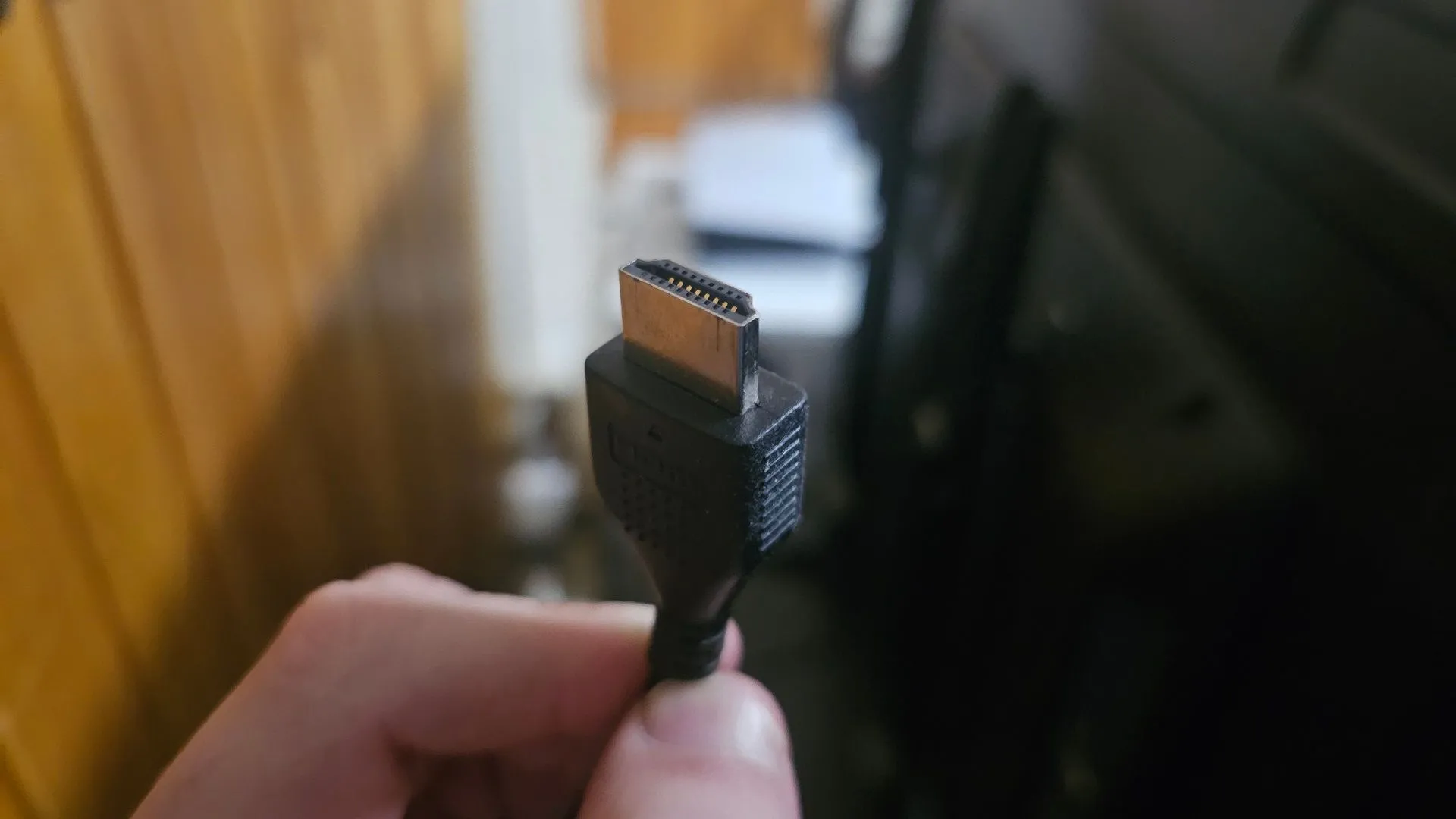 Cáp HDMI minh họa chức năng HDMI-CEC điều khiển thiết bị