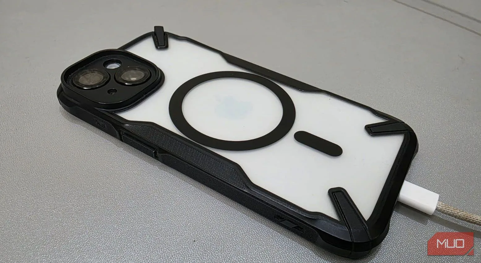 Cáp sạc kết nối với iPhone 15 đang sạc