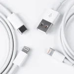 Cáp sạc USB-A và USB-C cho thiết bị di động, chuẩn bị khi đi máy bay