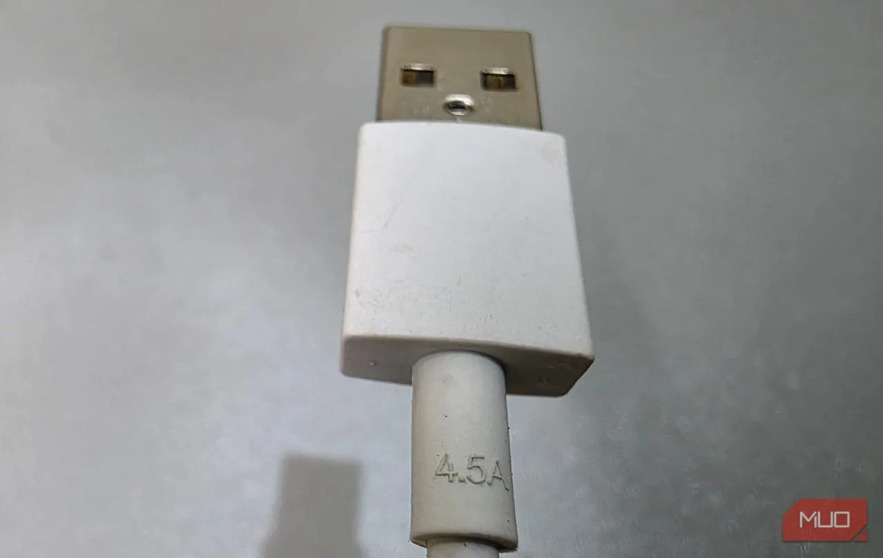 Cáp sạc USB-C 4.5 Amps đặt trên bàn, minh họa cáp sạc có dòng điện lớn cho sạc nhanh