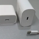 Cáp sạc và hai củ sạc khác nhau minh họa các cổng kết nối USB-A và USB-C