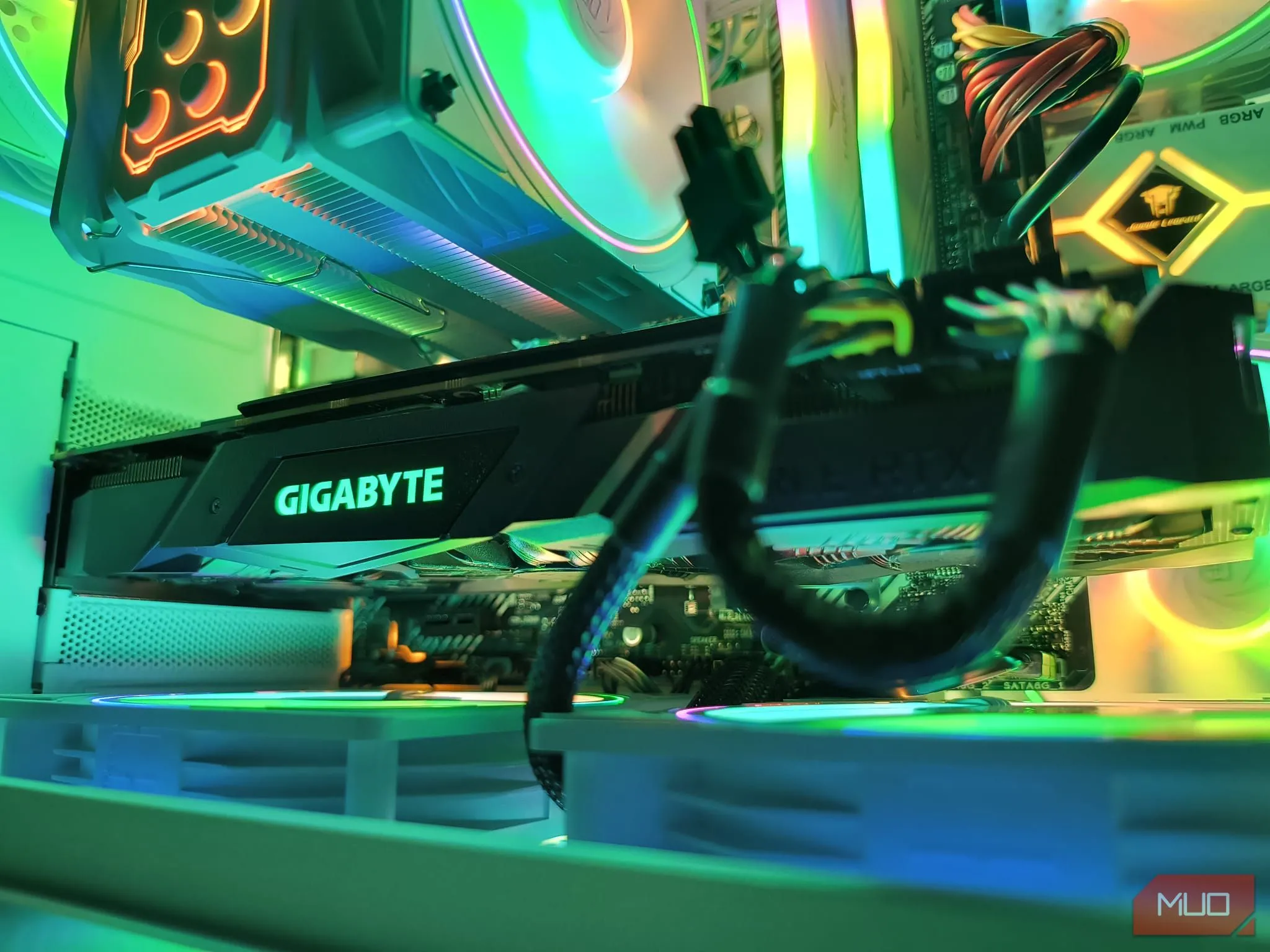 Card đồ họa NVIDIA GeForce RTX 2070 được lắp đặt trong hệ thống PC, đảm bảo hiệu suất xử lý đồ họa mạnh mẽ cho các ứng dụng như Lightroom và Photoshop