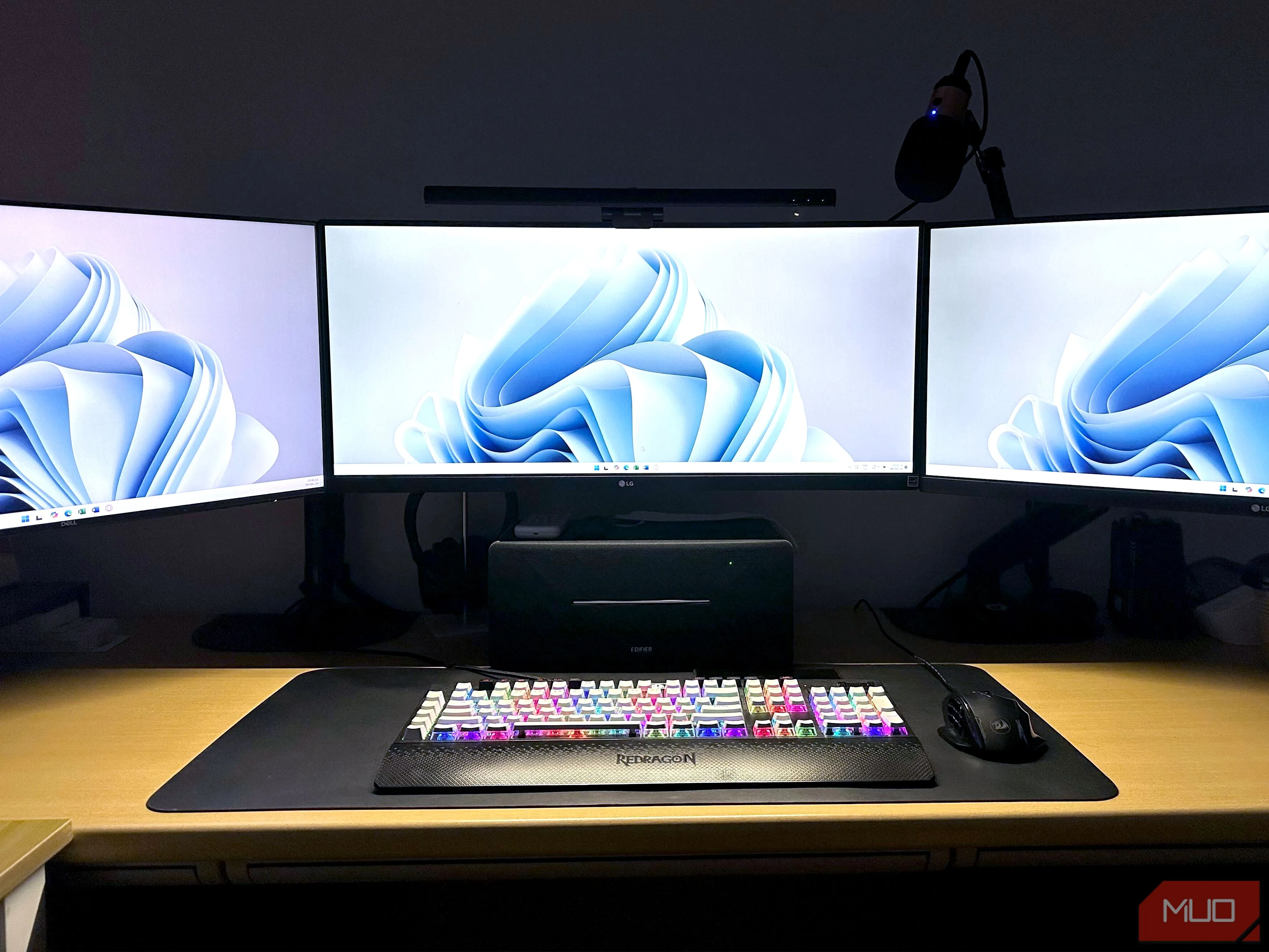 Cấu hình làm việc với ba màn hình trên máy tính Windows, thể hiện khả năng hỗ trợ đa màn hình hiệu quả.