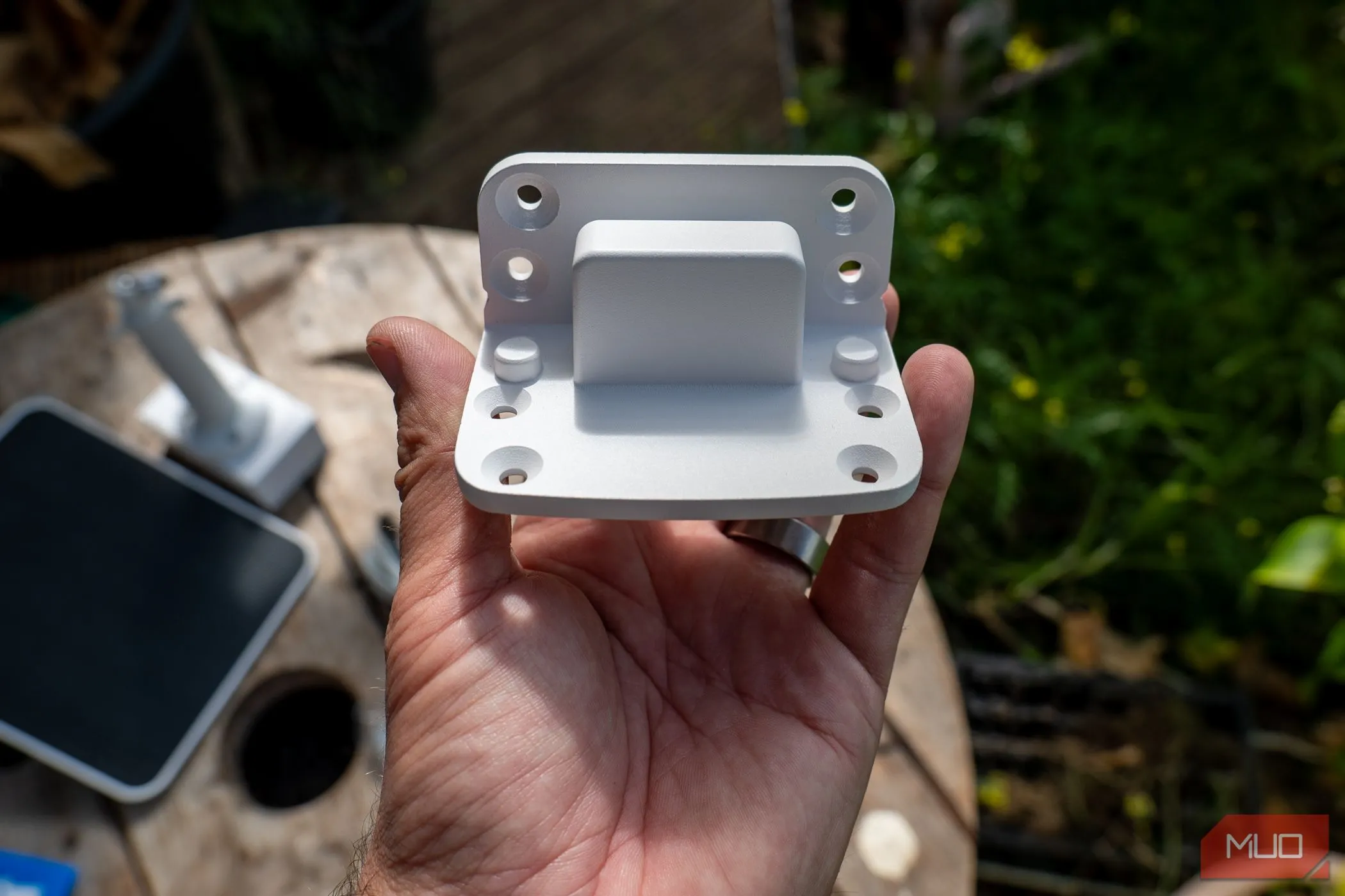 Chi tiết các lỗ vít trên giá đỡ tiêu chuẩn của Reolink Altas PT Ultra, cho phép gắn camera linh hoạt lên tường hoặc trần nhà.