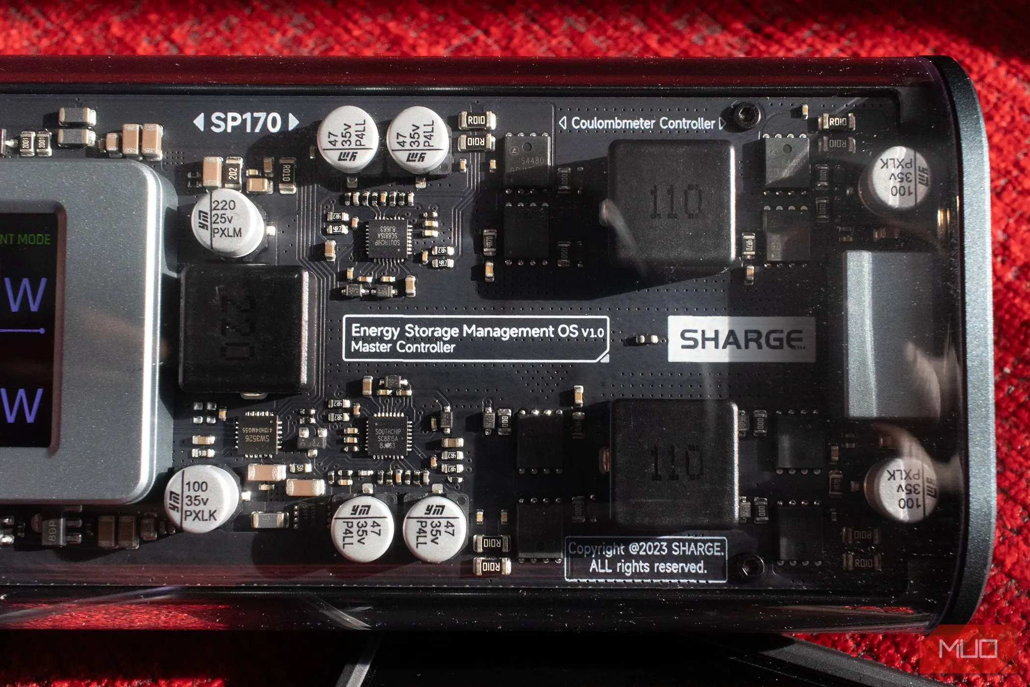 Chi tiết thiết kế vỏ trong suốt của sạc dự phòng Shargeek 170, lộ rõ các linh kiện bên trong.