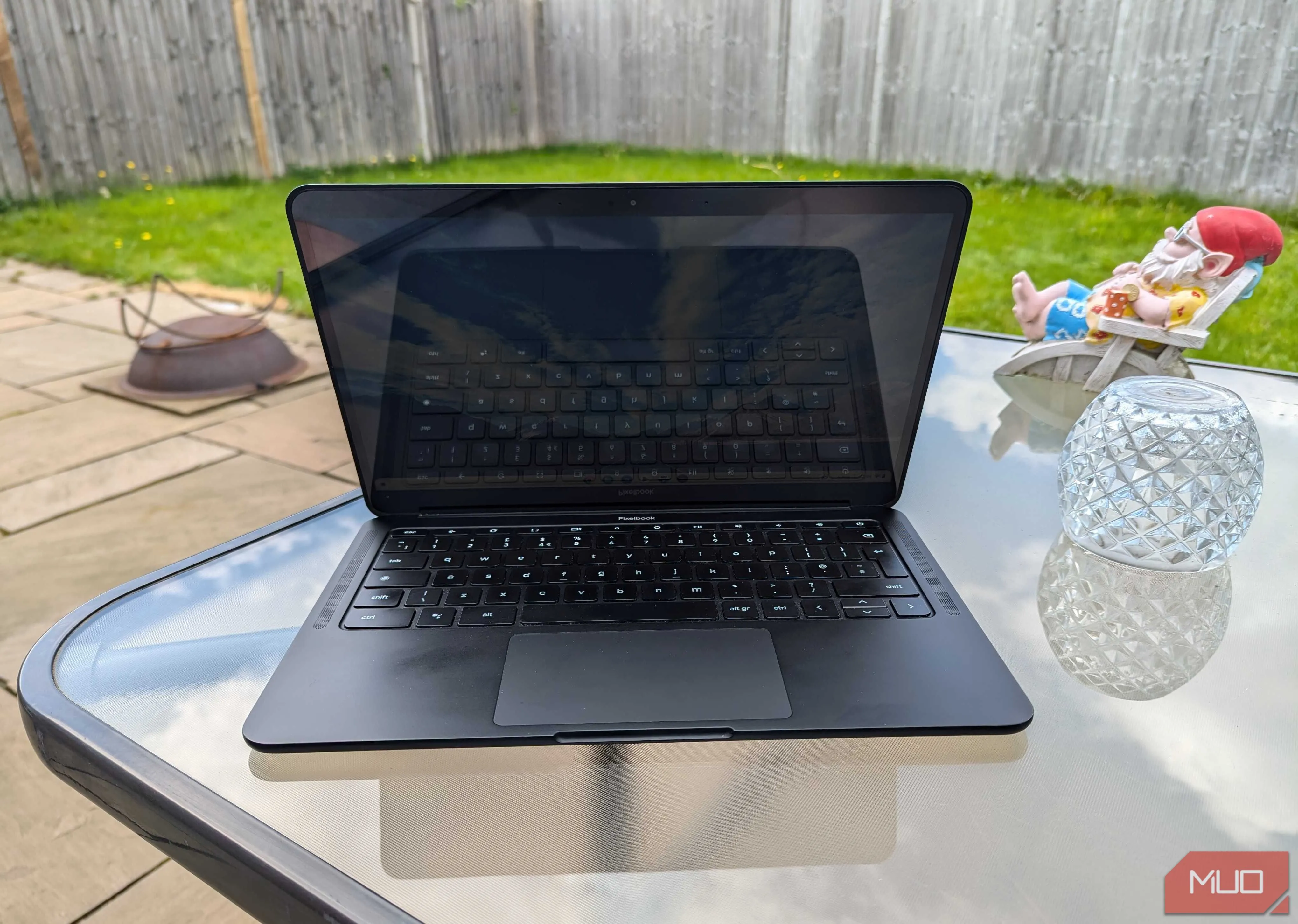 Chiếc Chromebook đang mở trên bàn vườn, thể hiện khả năng khởi động siêu tốc và tính di động cao.