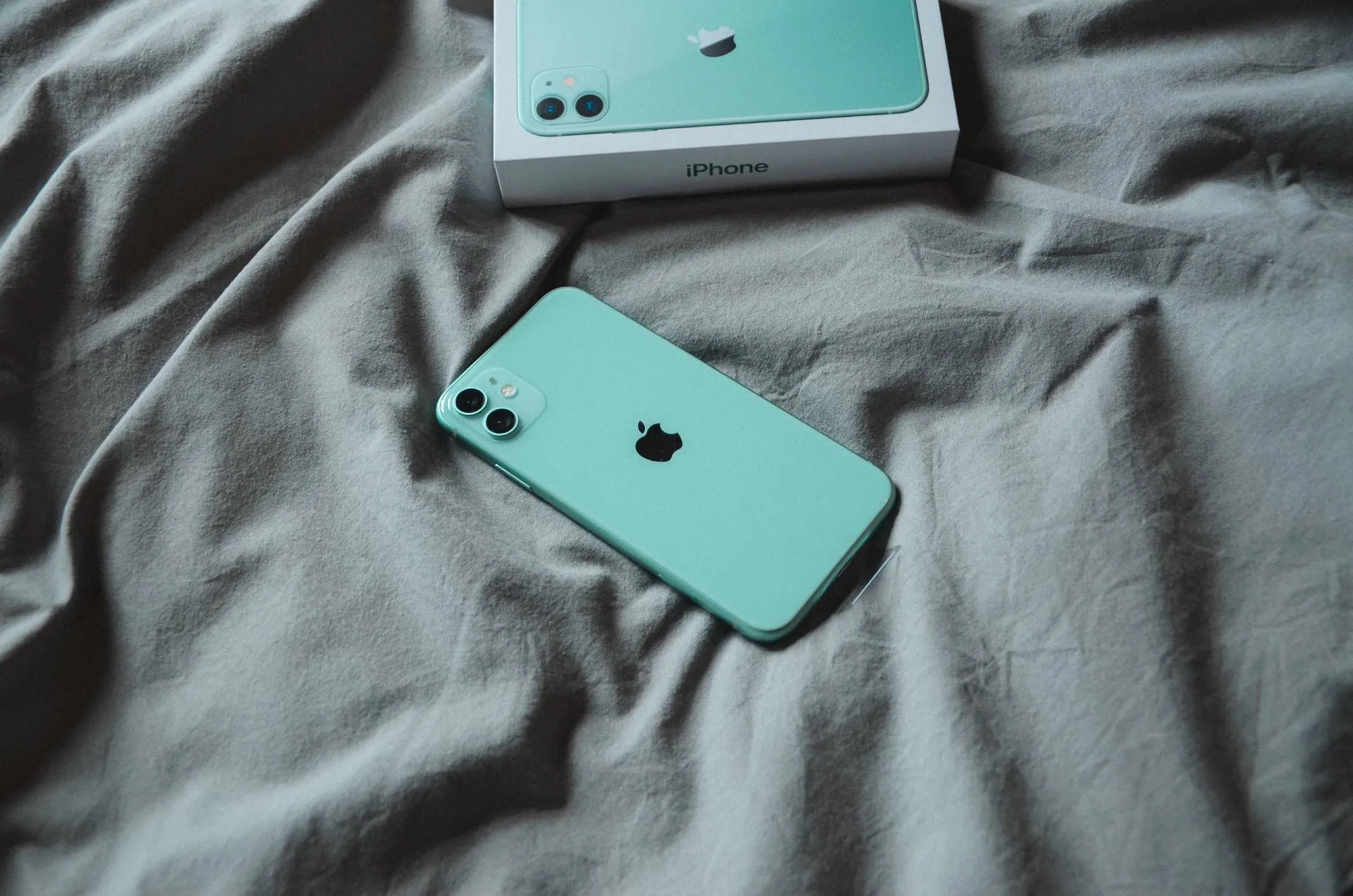 Chiếc iPhone đặt trên chăn hoặc ga trải giường khi đang sạc, tiềm ẩn nguy cơ quá nhiệt