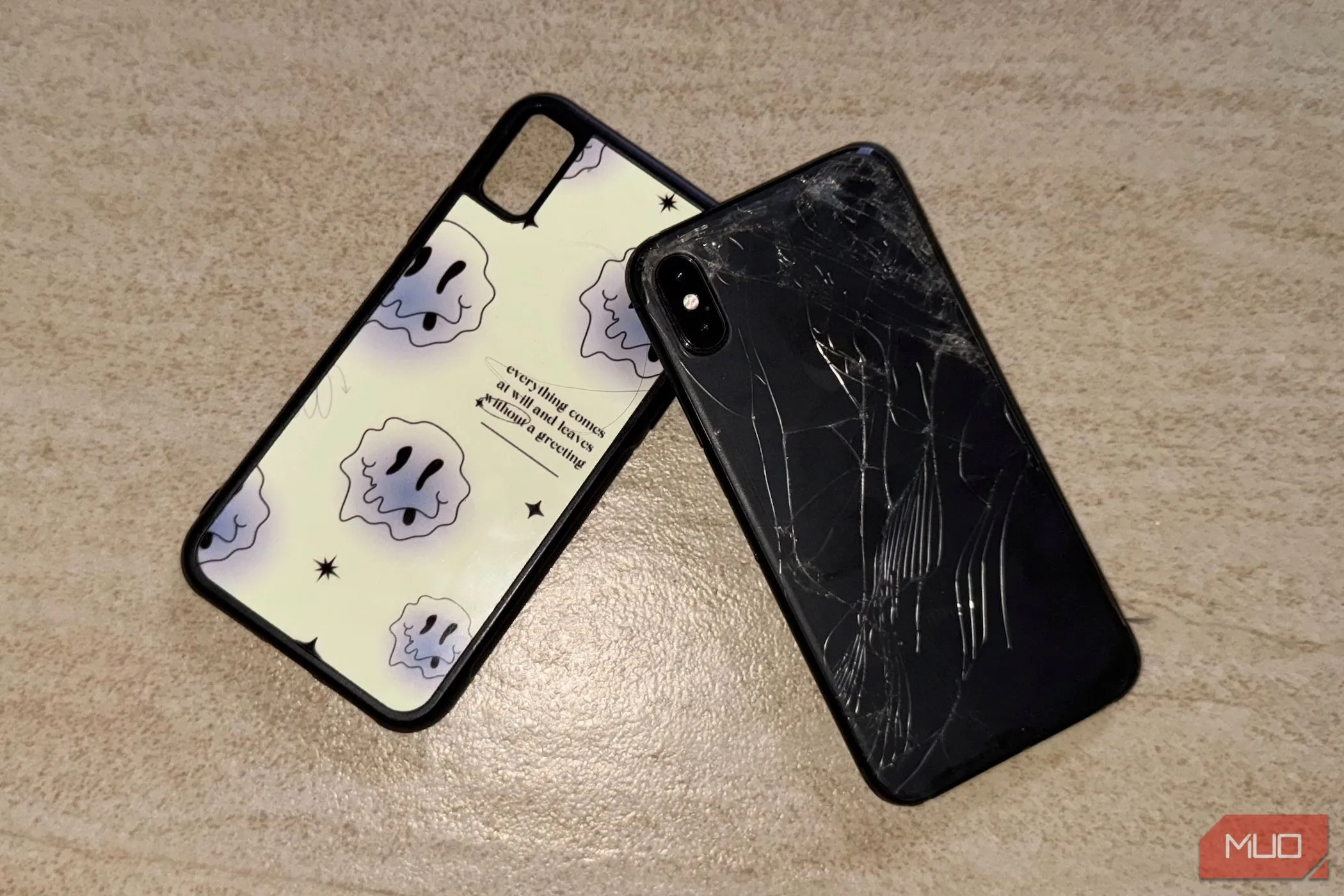 Chiếc iPhone X với mặt lưng kính bị nứt vỡ, minh họa nhược điểm của vật liệu kính trên smartphone