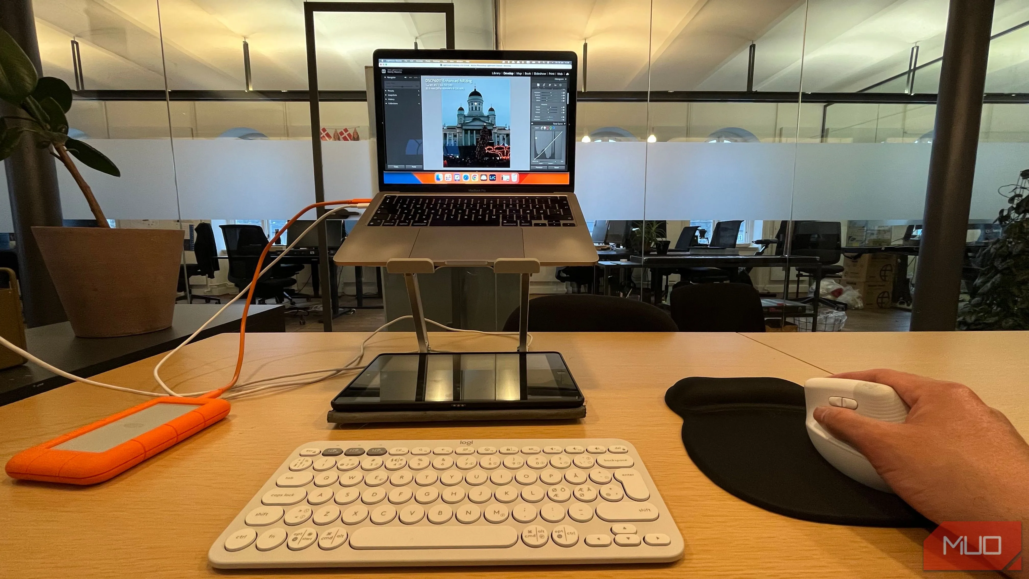 Chỉnh sửa ảnh trên laptop bằng chuột không dây để có độ chính xác cao hơn
