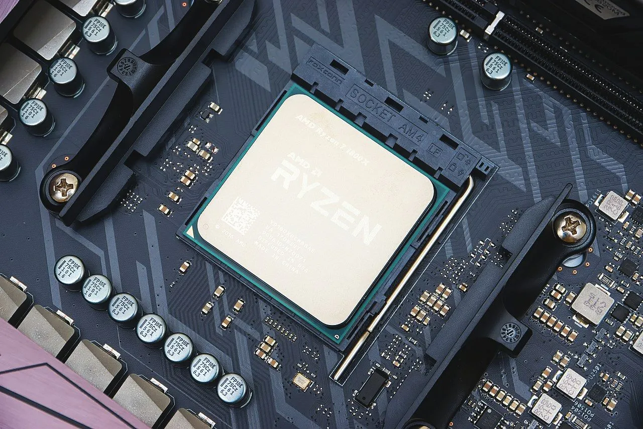 Chip AMD Ryzen 8 nhân được gắn trong socket trên bo mạch chủ