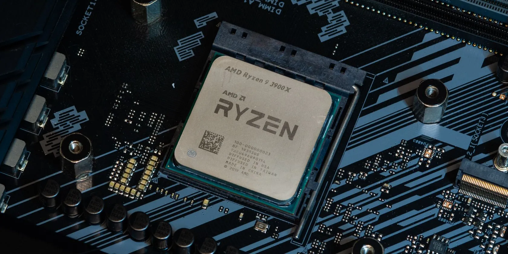 Chip CPU Ryzen được đặt trên bo mạch chủ đã làm sạch, nhấn mạnh tầm quan trọng của việc bảo trì để duy trì tuổi thọ linh kiện PC