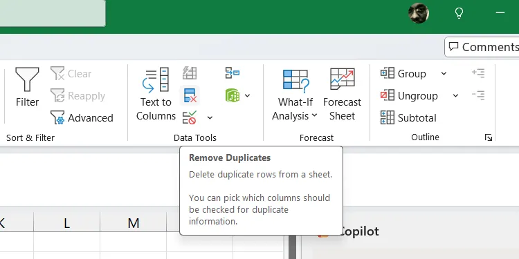 Chọn công cụ Remove Duplicates trên tab Data trong Excel.