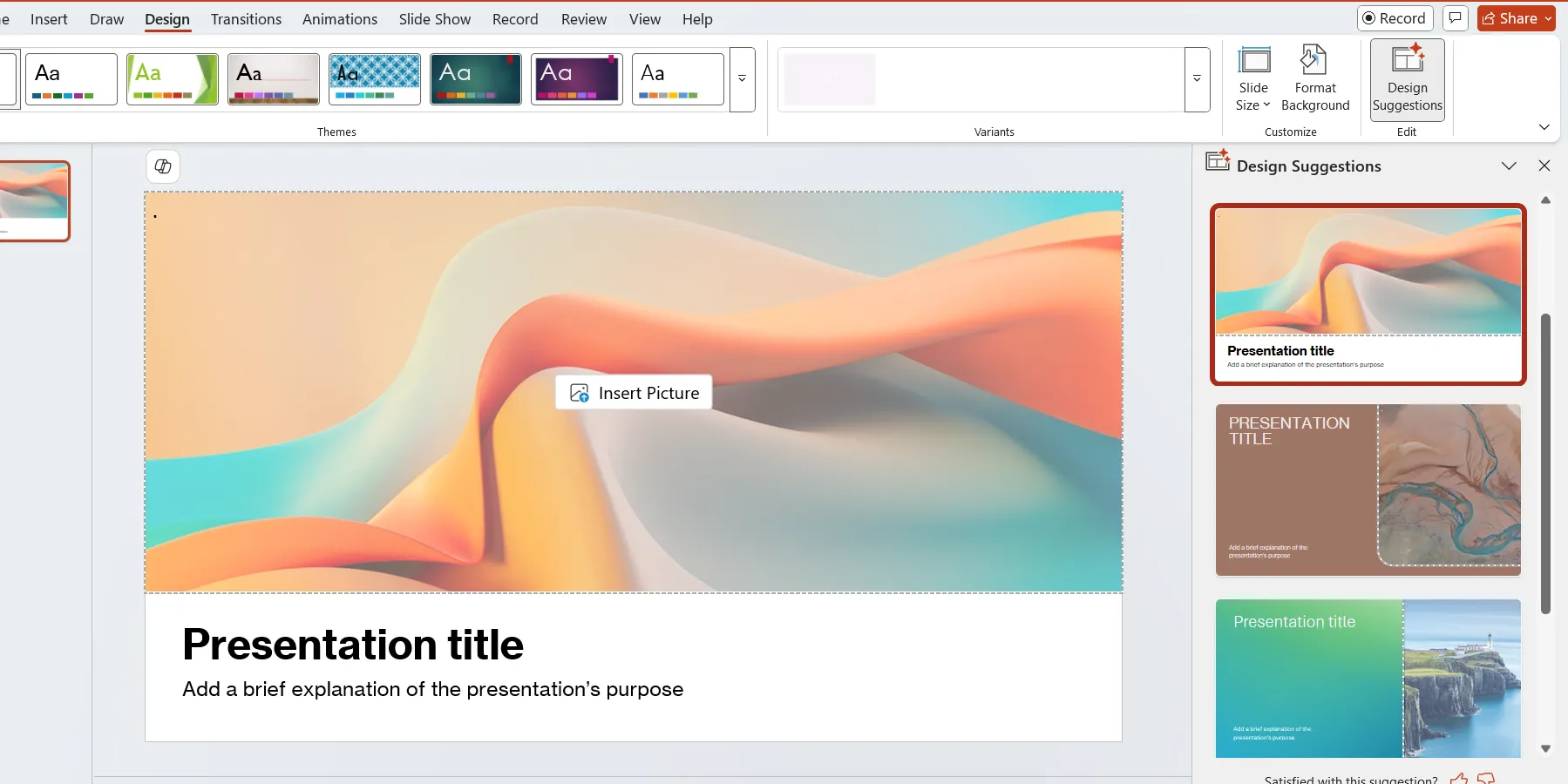 Chọn một gợi ý thiết kế từ bảng điều khiển bên phải trong PowerPoint để áp dụng cho slide.