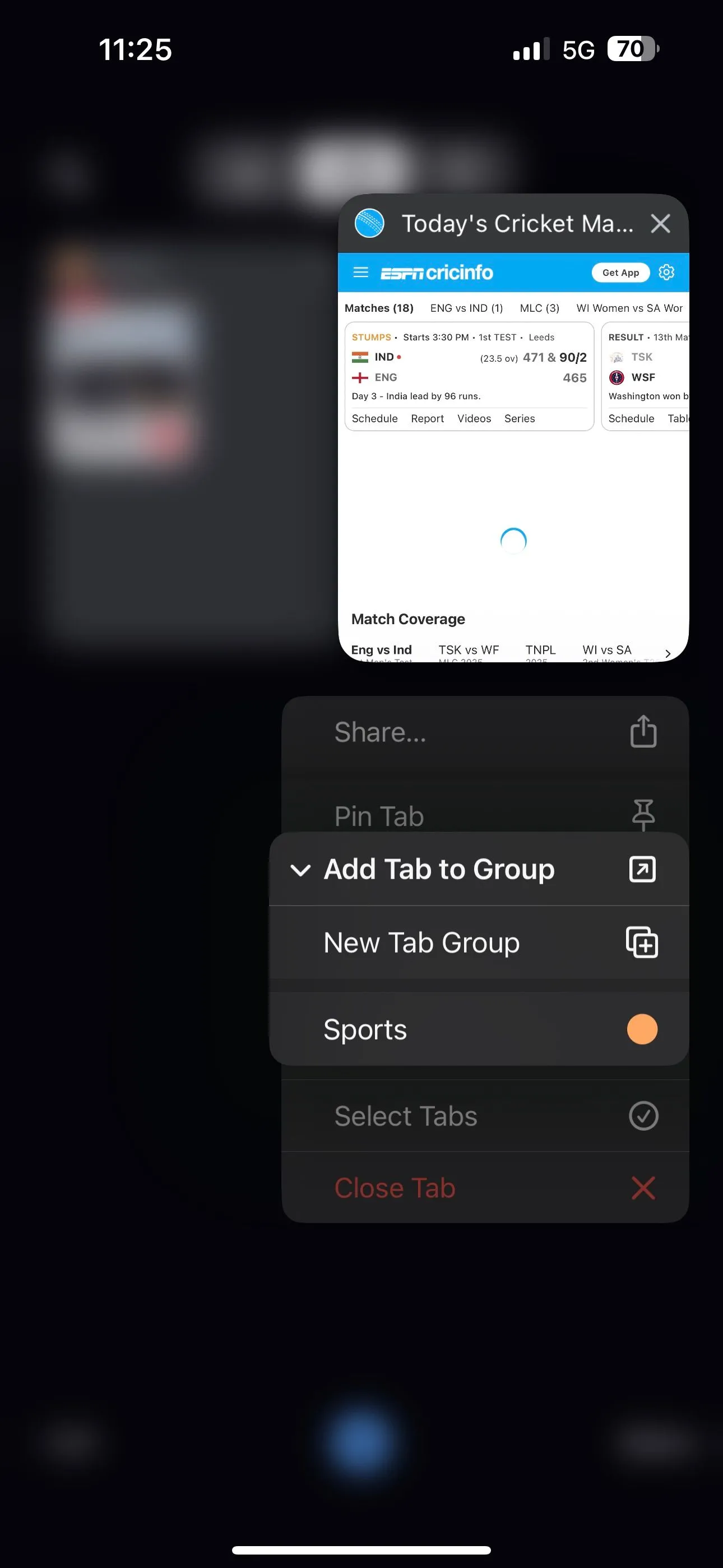 Chọn một nhóm tab hiện có để thêm tab mới vào trong ứng dụng Chrome trên iPhone.