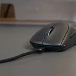 Chuột gaming không dây Alienware Pro đang sạc qua cổng USB-C, minh họa việc kiểm tra pin chuột