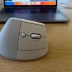 Chuột không dây Logitech Lift gần máy tính xách tay tăng hiệu quả làm việc tại nhà